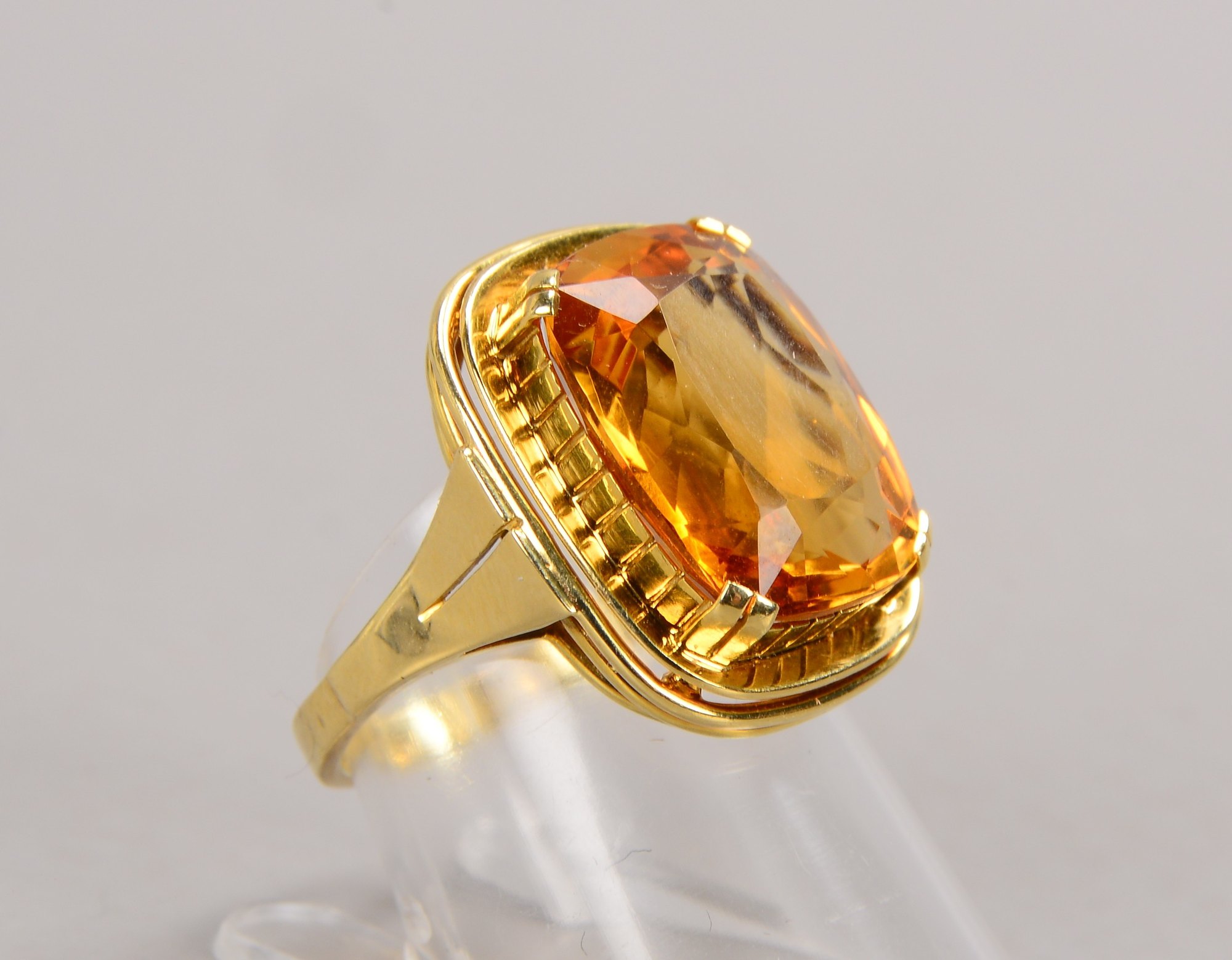 Ring, 585 GG (gestempelt), besetzt mit einzelnem Citrin/Maße 12 x 16 mm, Stein im Antikschliff