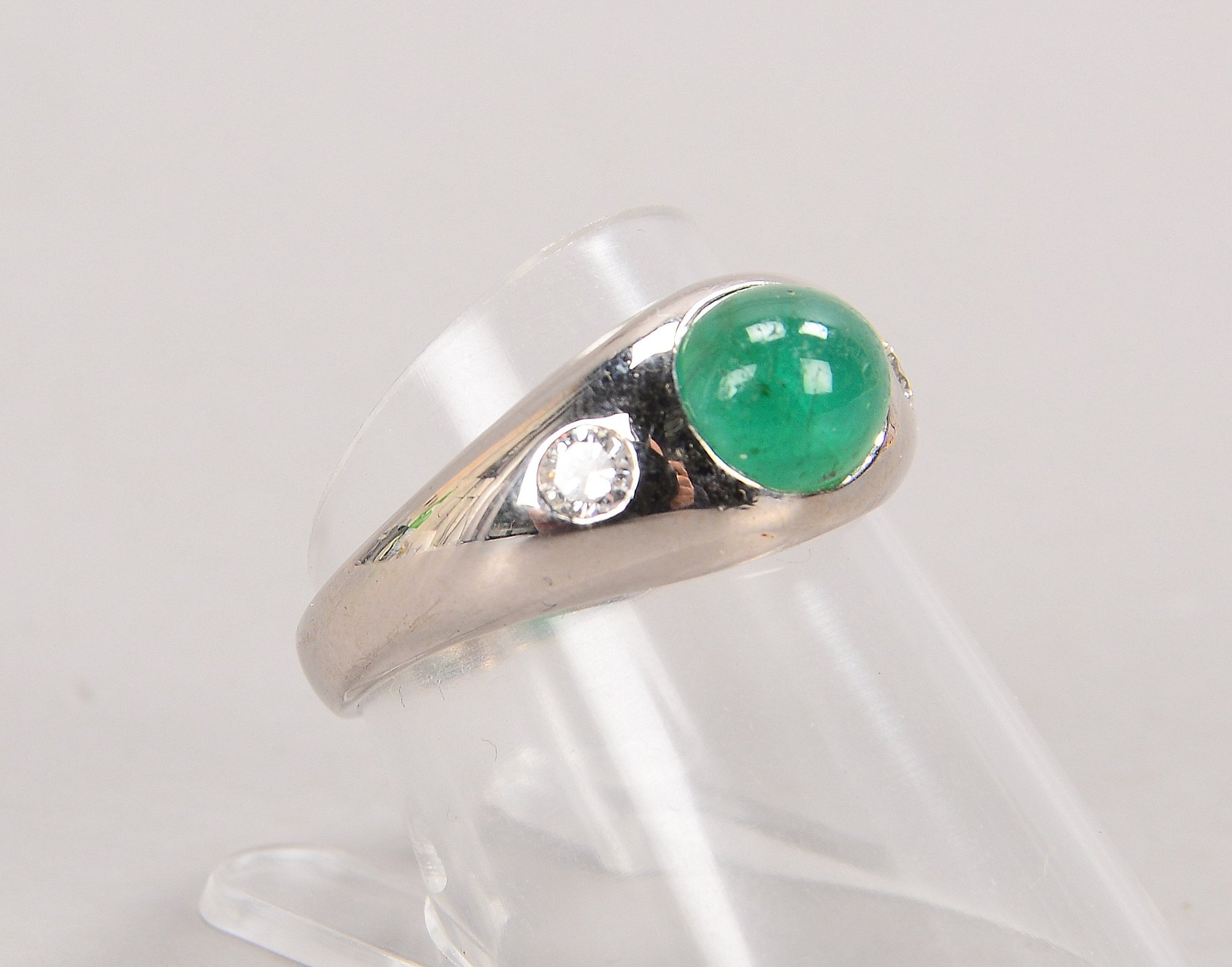 Ring, 585 WG (gestempelt), besetzt mit einzelnem Smaragd, Stein im Cabochonschliff, und Brillanten
