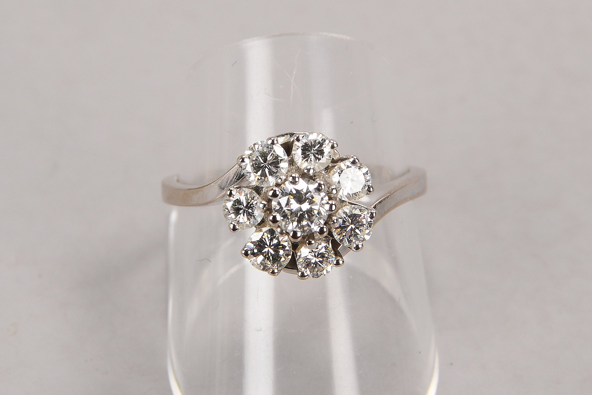 Ring, 585 WG (gestempelt), mit 8-fachem Brillantbesatz/zusammen 1,0 ct, If-TCr; RG 57