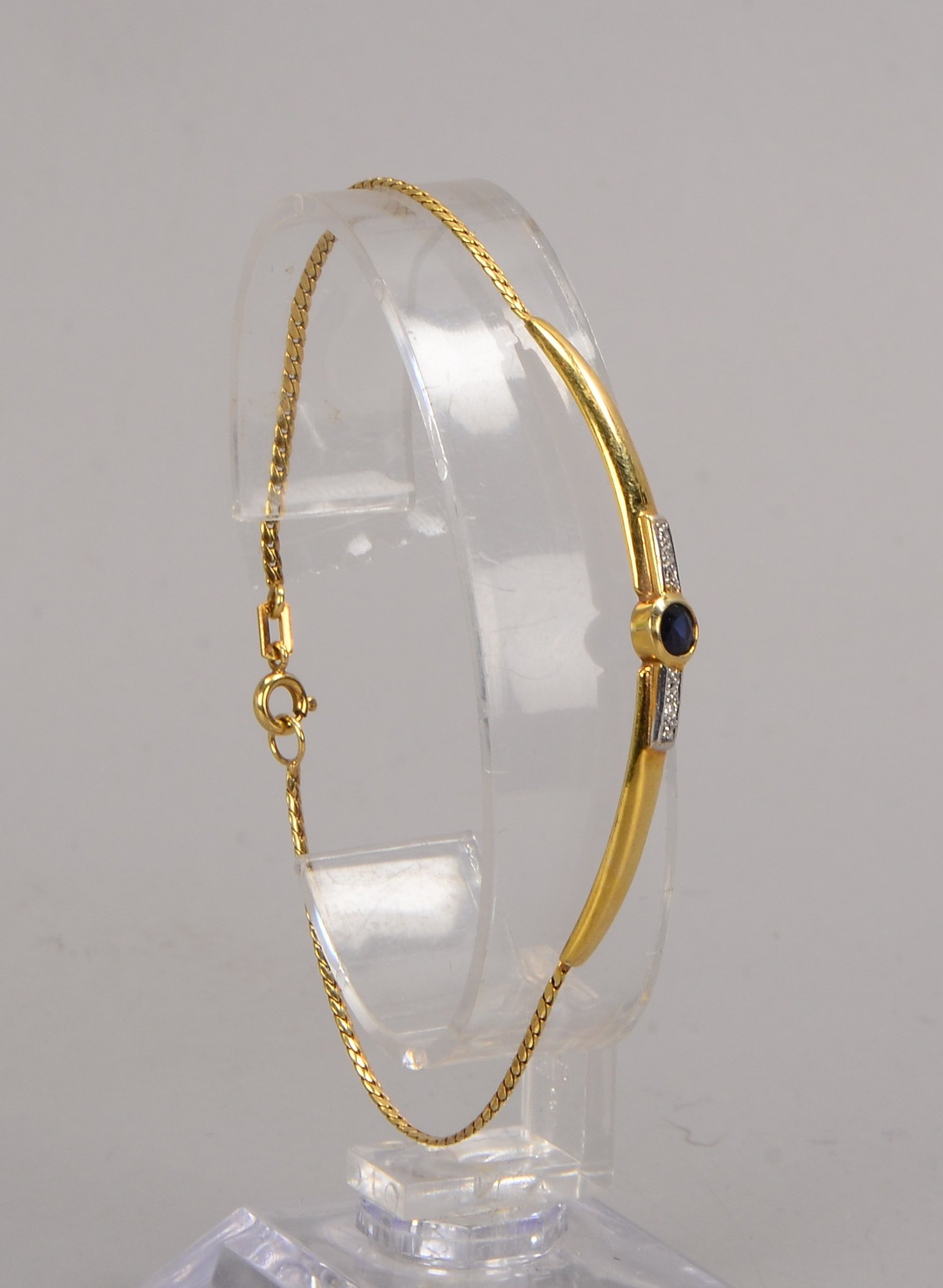 Armband, 585 GG (gestempelt), besetzt mit einzelnem Saphir und 2x kl. Diamanten, Federringschließe