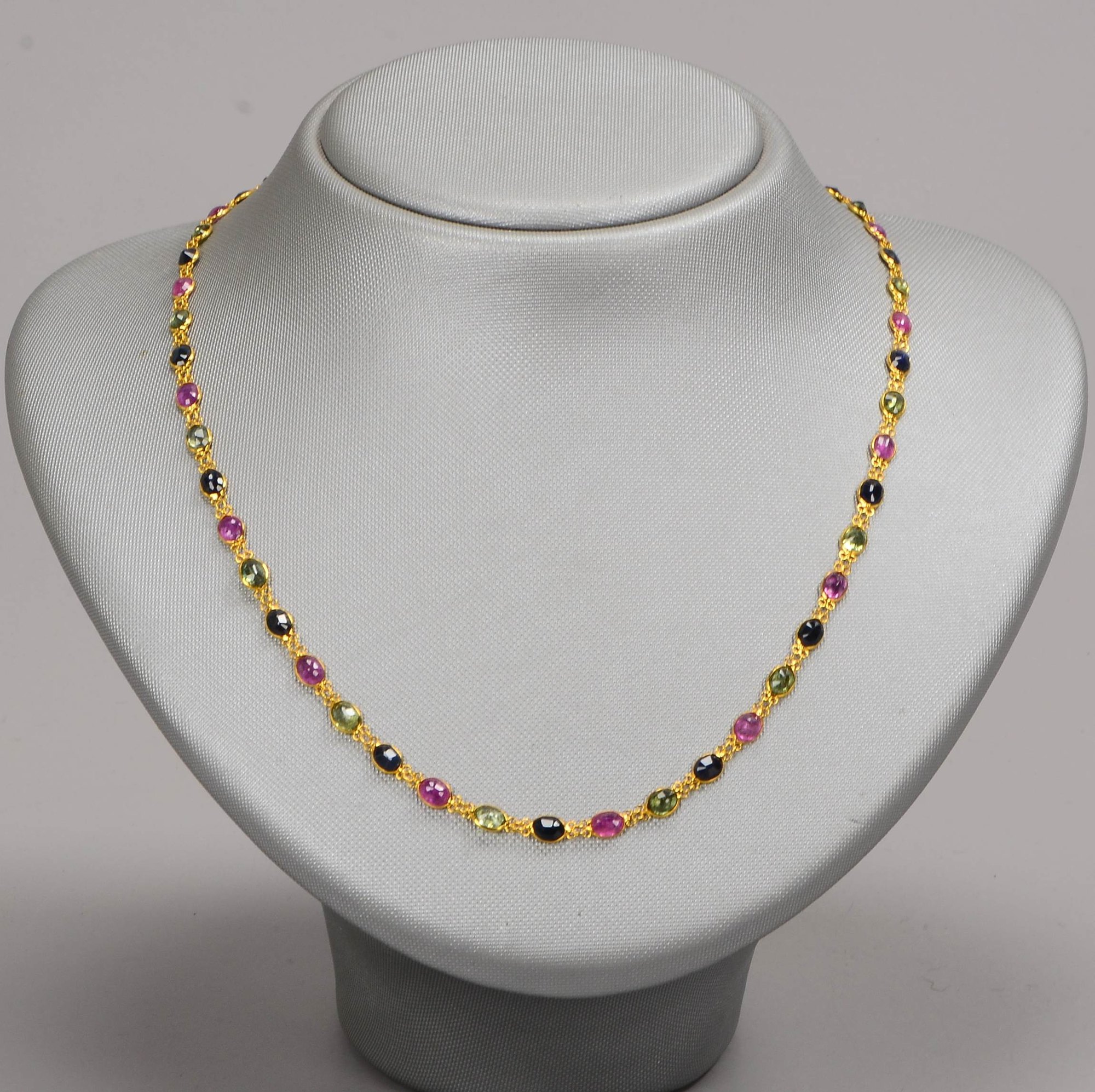 Collier, 18 kt GG (gestempelt), mit 49-fachem Saphirbesatz/zusammen ca. 14,15 ct, verschiedenfarbig