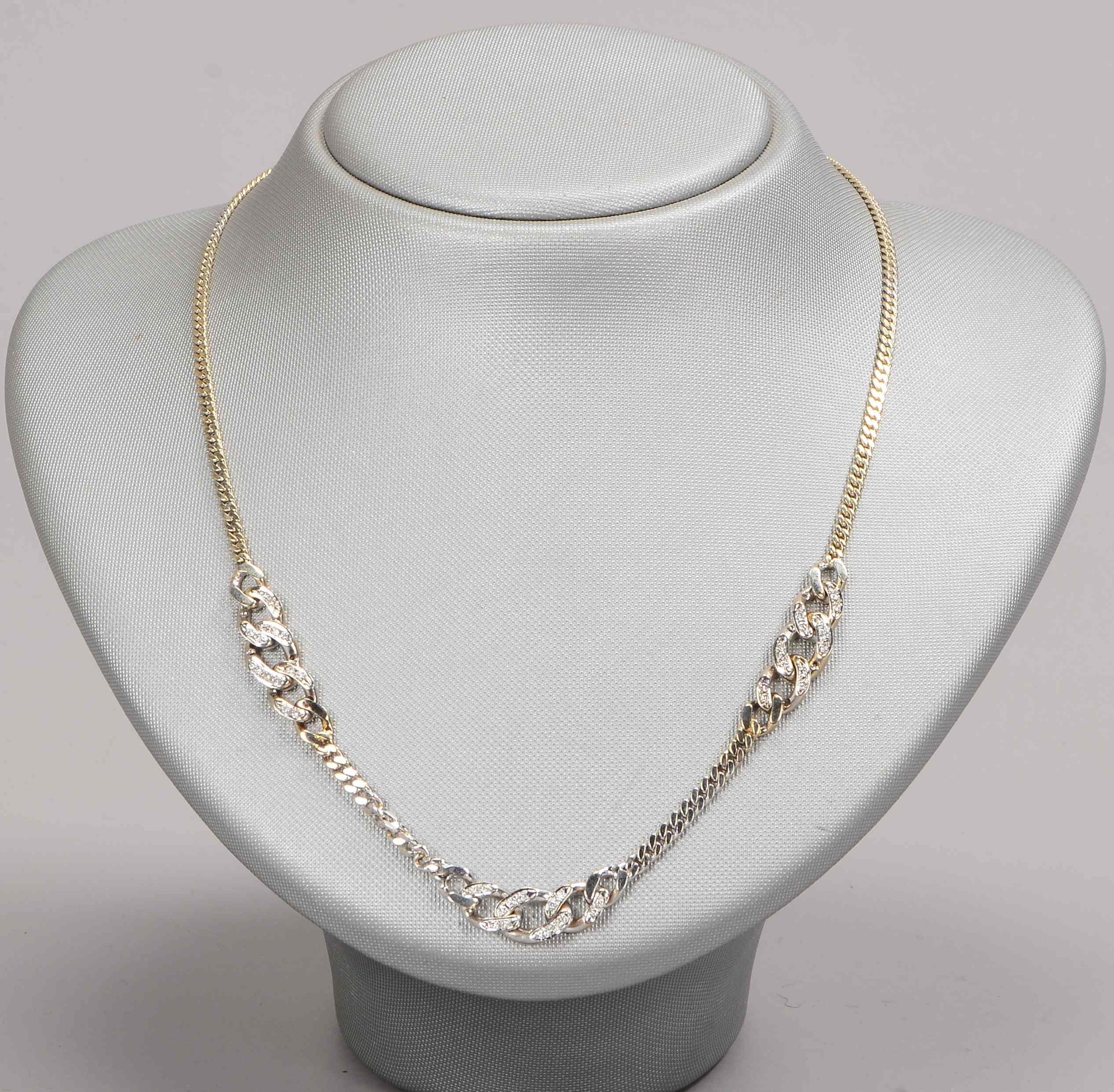 Collier, 585 WG (gestempelt), mit 42-fachem Brillantbesatz/zusammen ca. 0,42 ct, mit Steckschließe