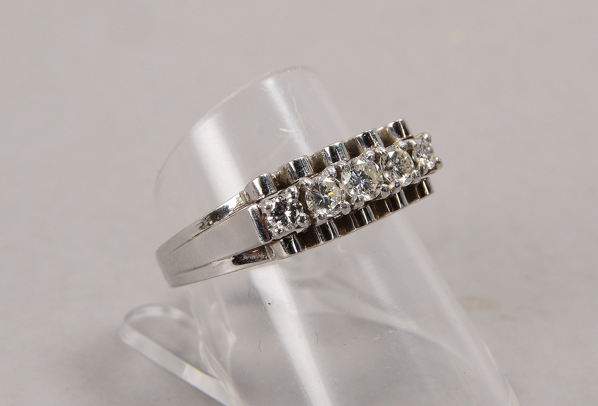 Ring, 585 WG (geprüft), mit 5-fachem Brillantbesatz/zusammen ca. 0,50 ct, beidseitig verlaufend