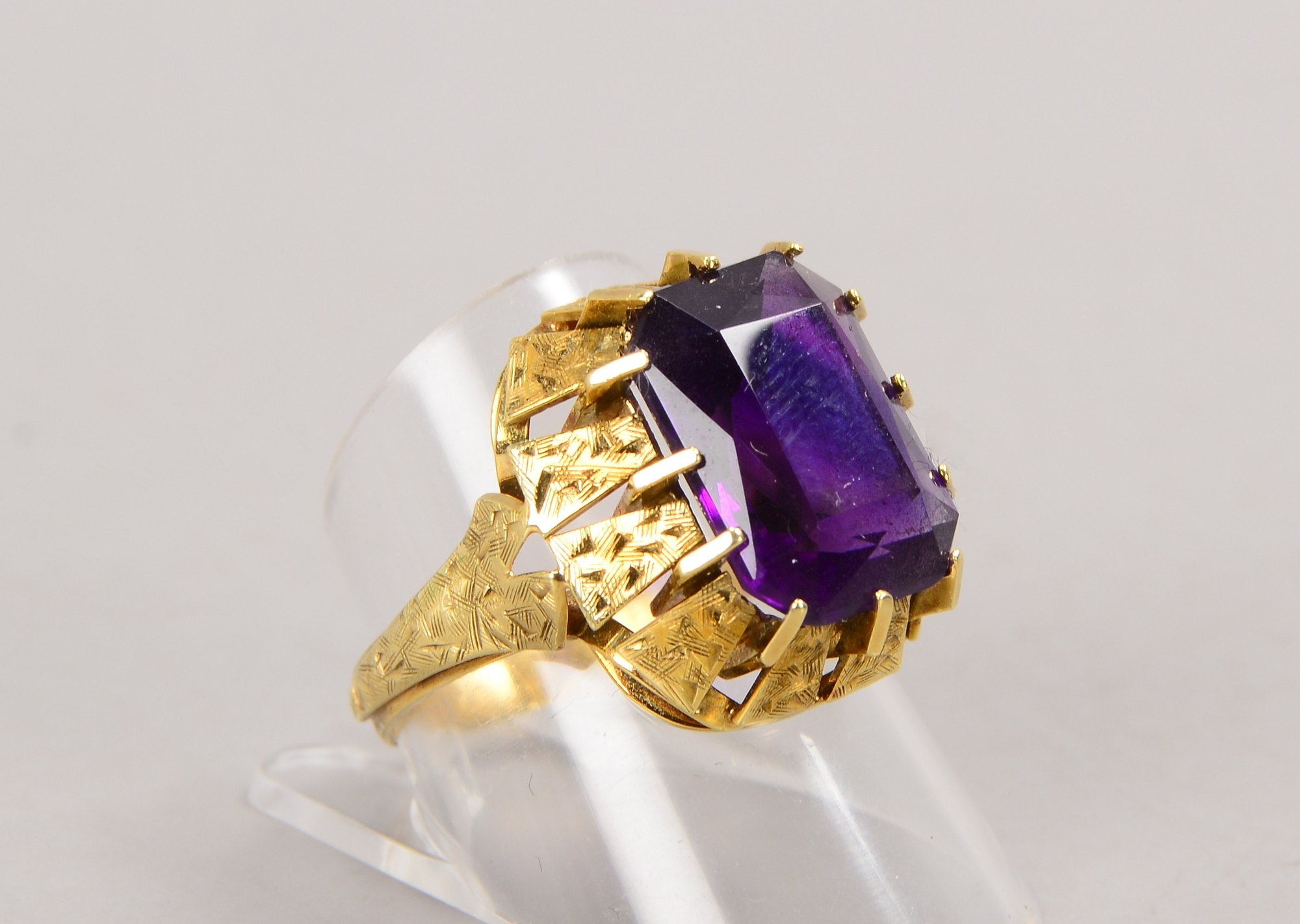 Ring, 585 GG (gestempelt), besetzt mit einzelnem Amethyst/Maße 10,5 x 14,5 mm, im Scherenschliff