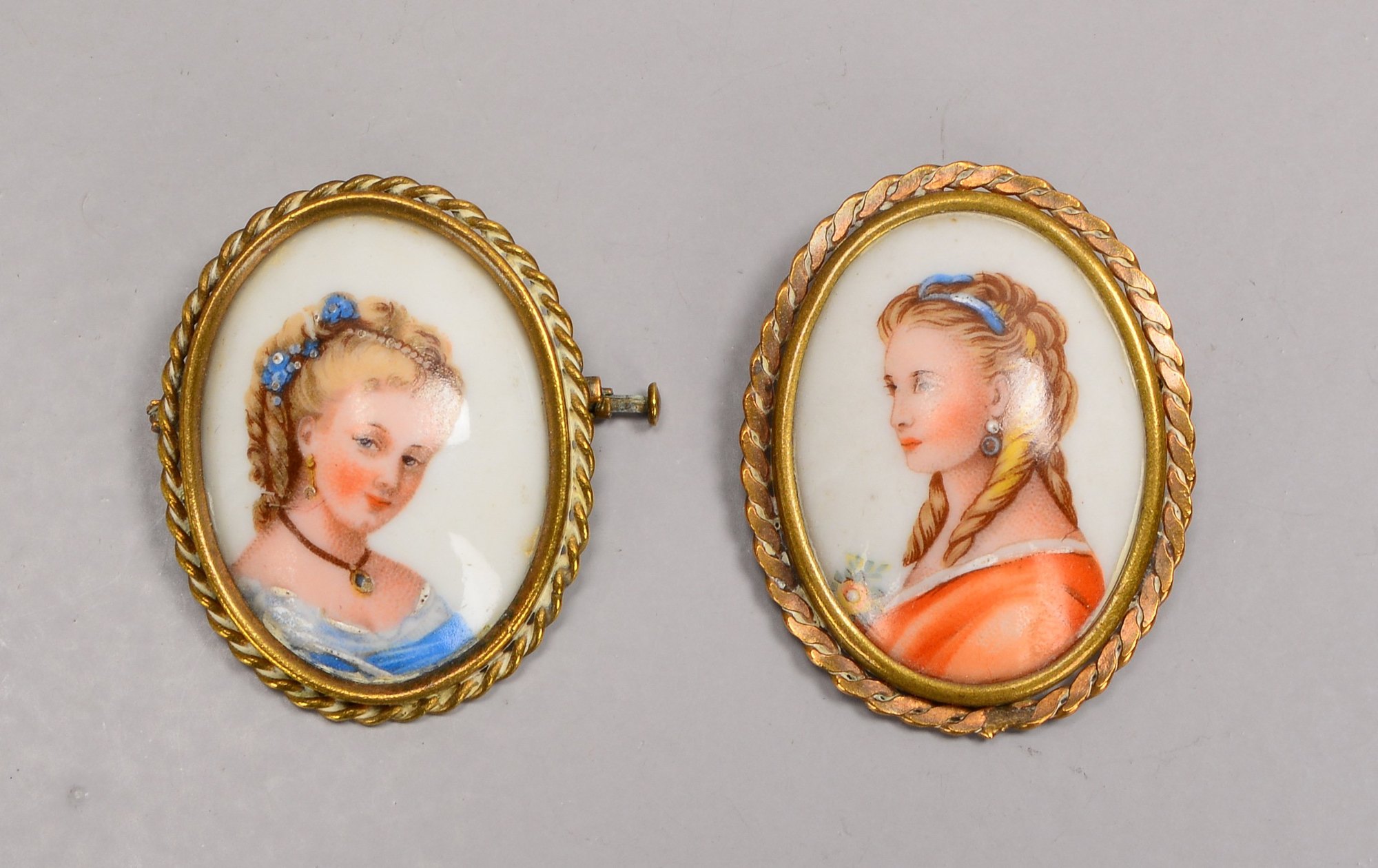 Limoges, 2 Porzellanbroschen, verschiedene Ausführungen, jeweils mit Handbemalung 'Frauenportrait'