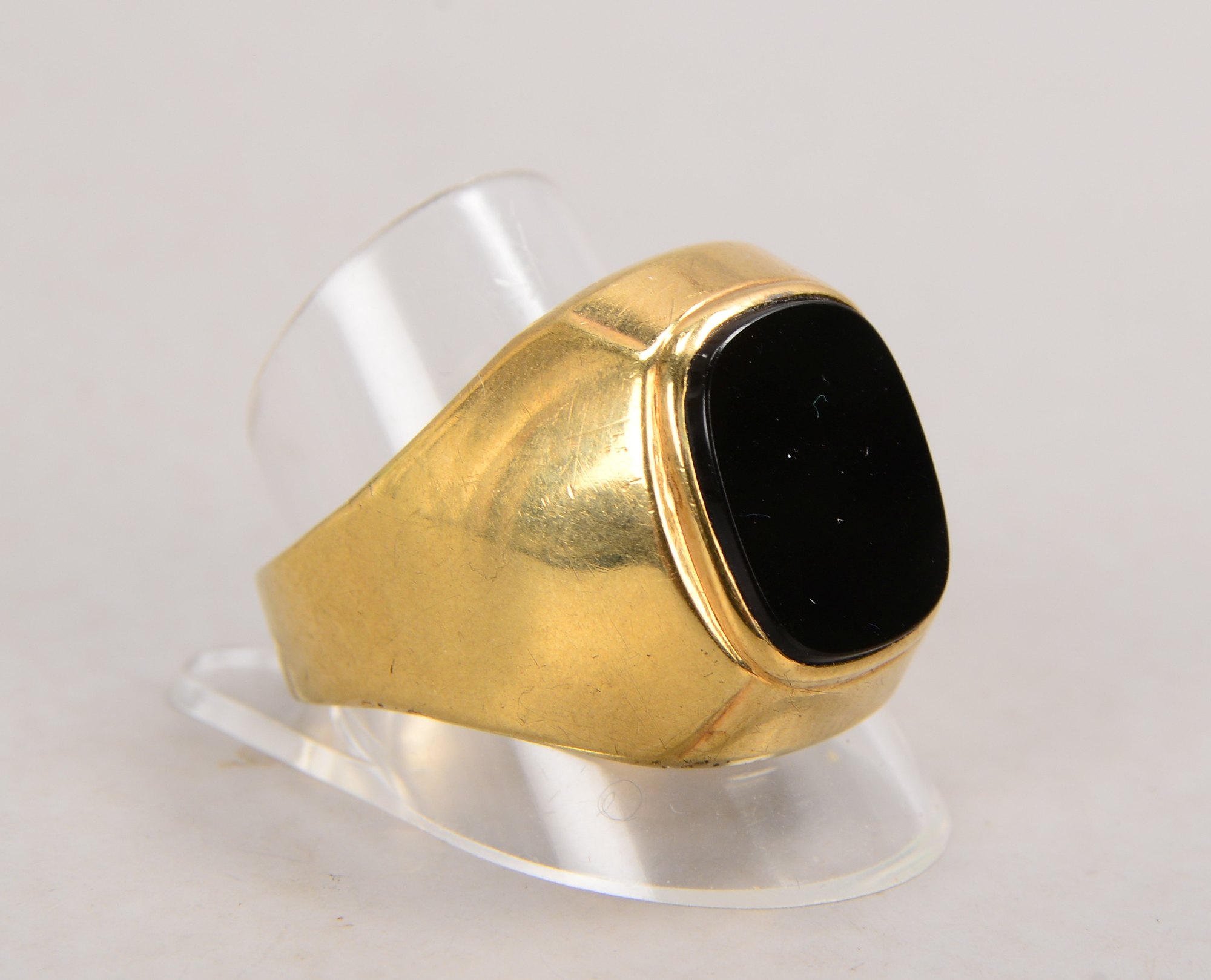 Herrenring, 333 GG (gestempelt), Ringkopf besetzt mit einer Onyxplatte; RG 69/70, Gewicht 5,60 g