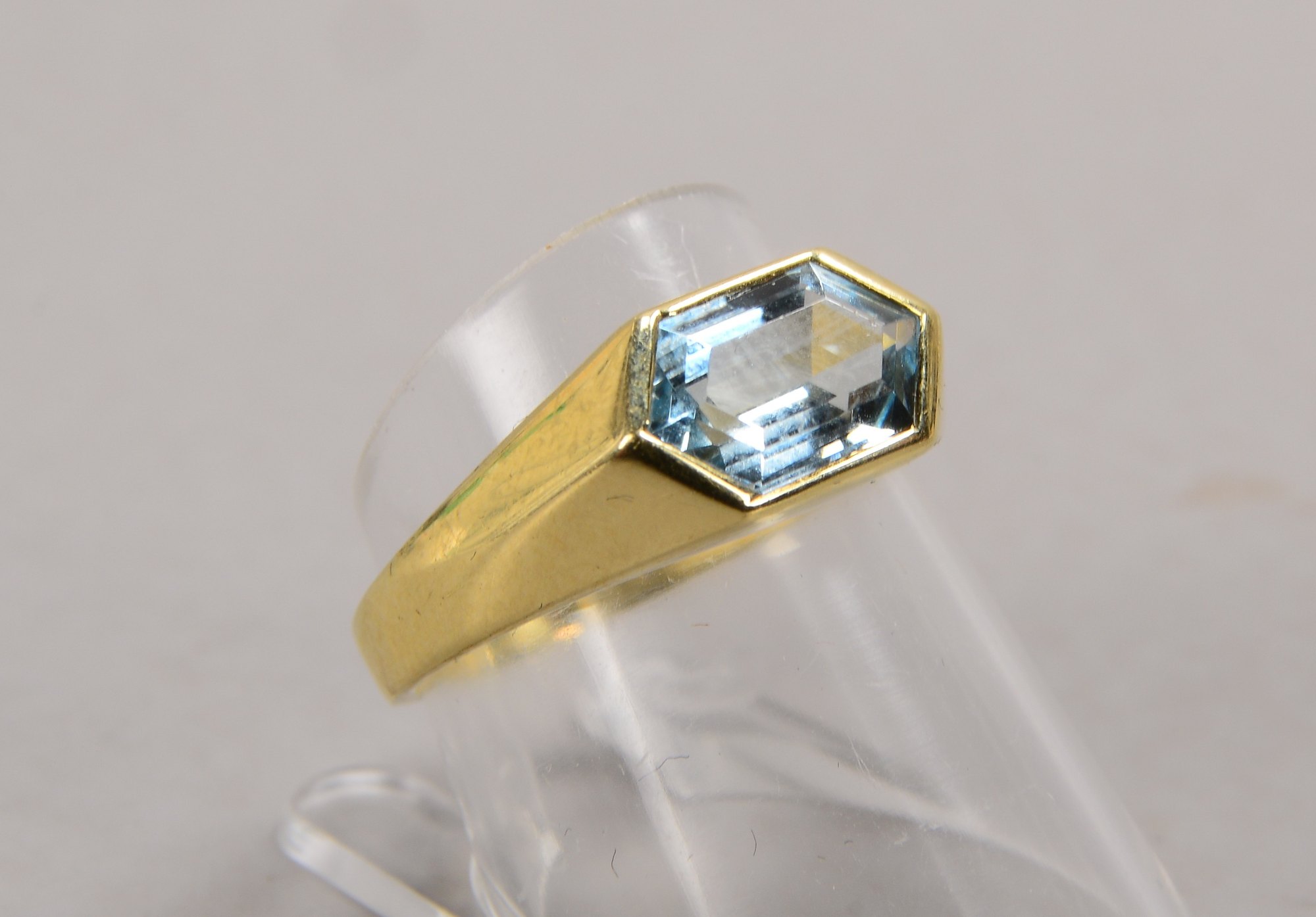 Ring, 585 GG (gestempelt), besetzt mit einzelnem Aquamarin, sechseckiger Stein im Facettenschliff