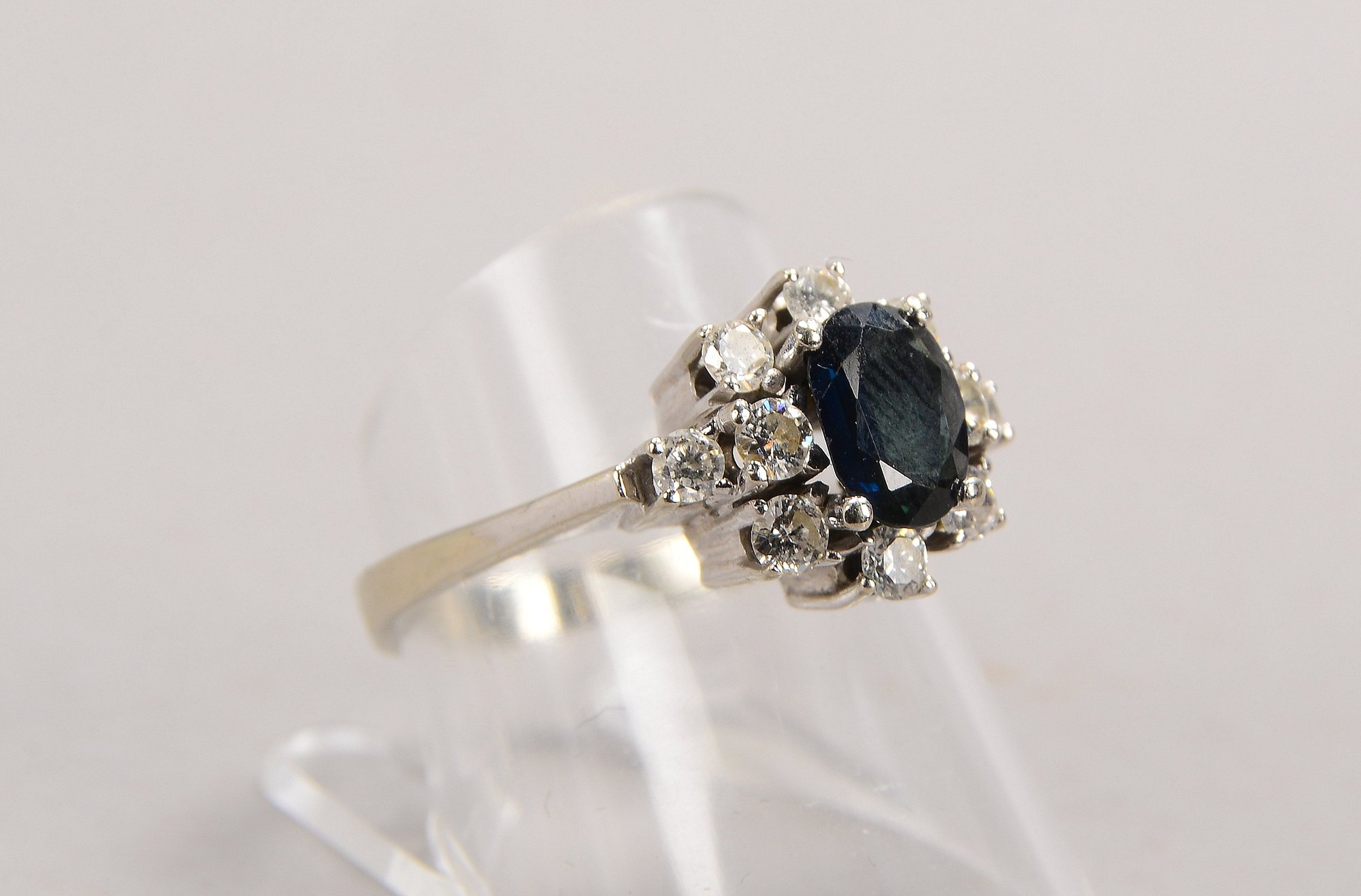 Ring, 585 WG (gestempelt), besetzt mit einzelnem Saphir, Stein im Ovalschliff, und mit Brillanten