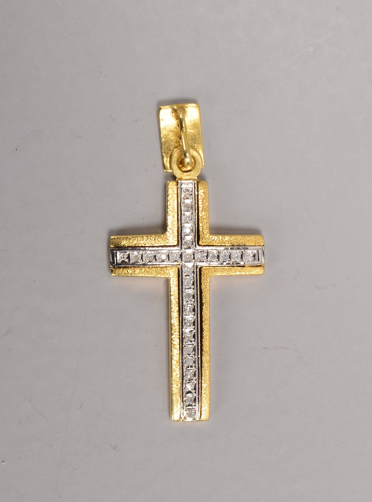 Anhänger, 585 GG/WG (gestempelt), 'Kreuz', mit 24-fachem Diamantbesatz/zusammen ca. 0,60 ct