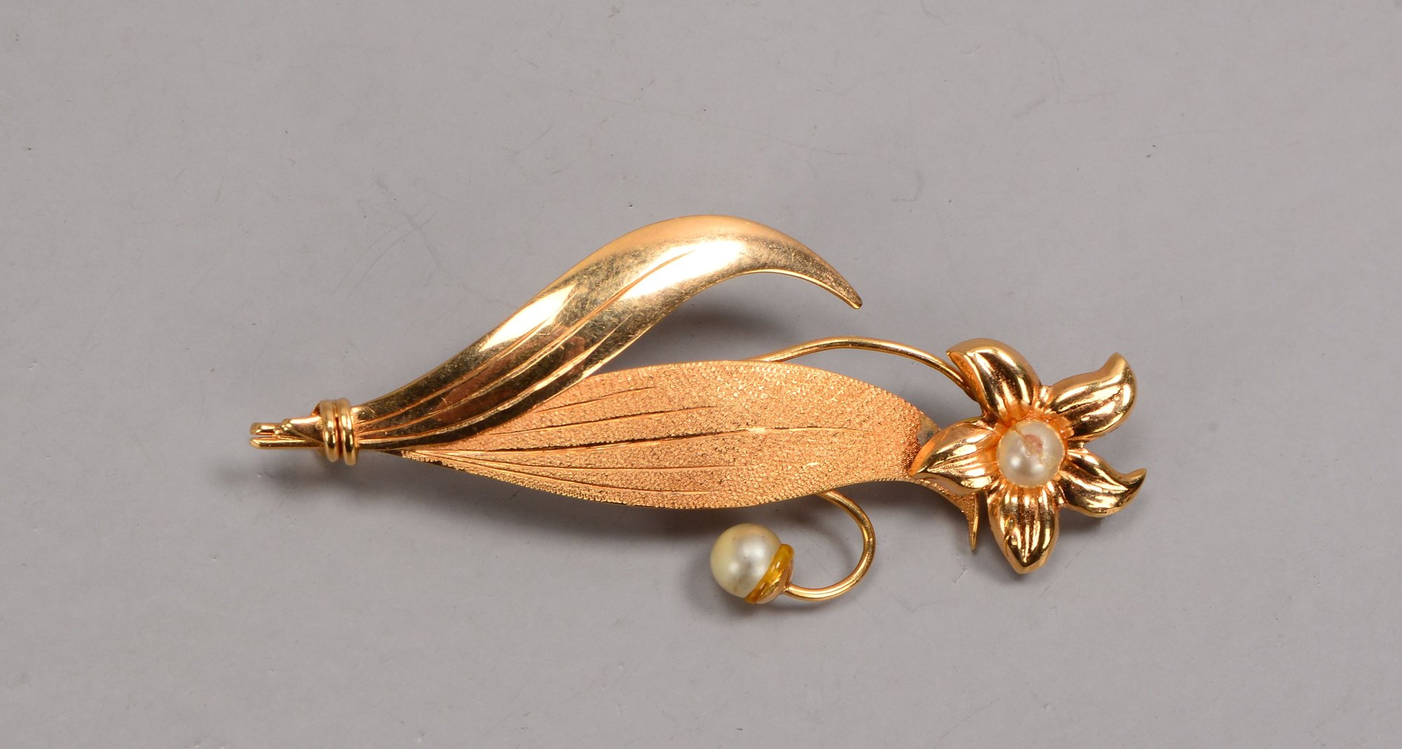 Figürliche Brosche/Anhänger, 18 kt Gold (gestempelt), als 'Blüte' gestaltet, 2-facher Perlenbesatz