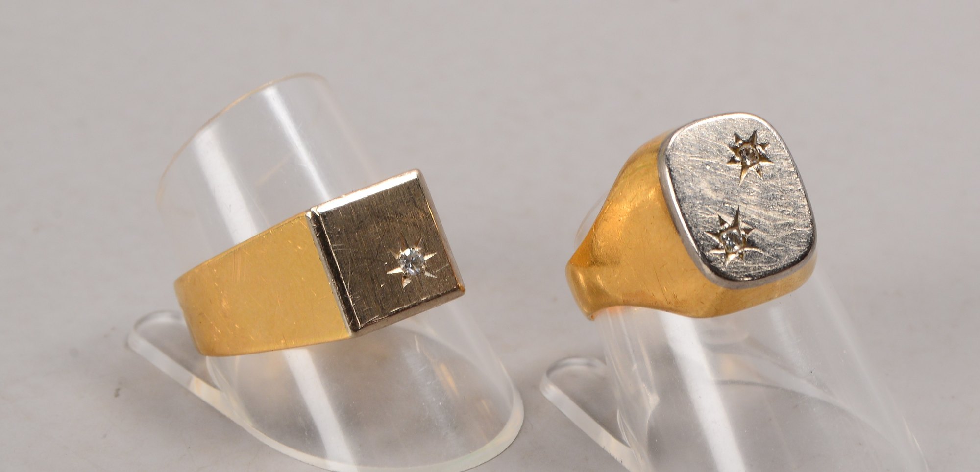 2 Herrenringe (Schweden), 18 kt GG/WG, verschiedene Ausführungen, Ringplatten mit Diamantbesatz