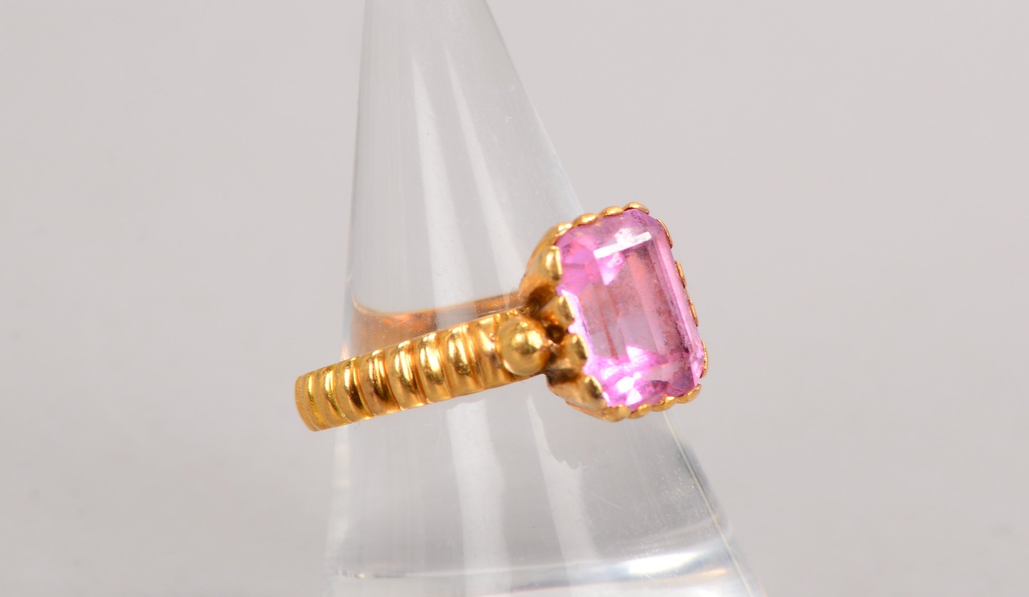 Ring (Schweden), 750 GG (gestempelt), besetzt mit einzelnem Saphir(?), Farbe Rosa; Gewicht 3,80 g