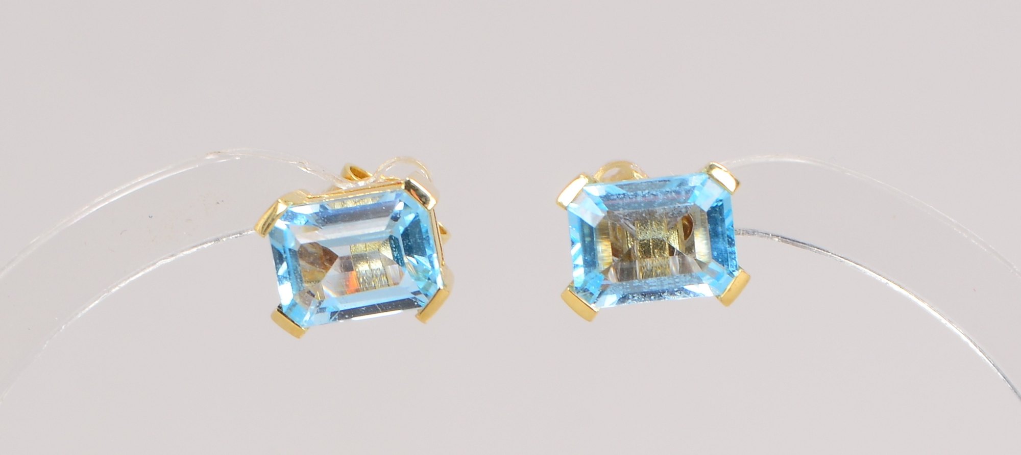 Paar Ohrstecker, 585 GG (gestempelt), besetzt mit je einzelnem Blautopas, Steine im Smaragdschliff