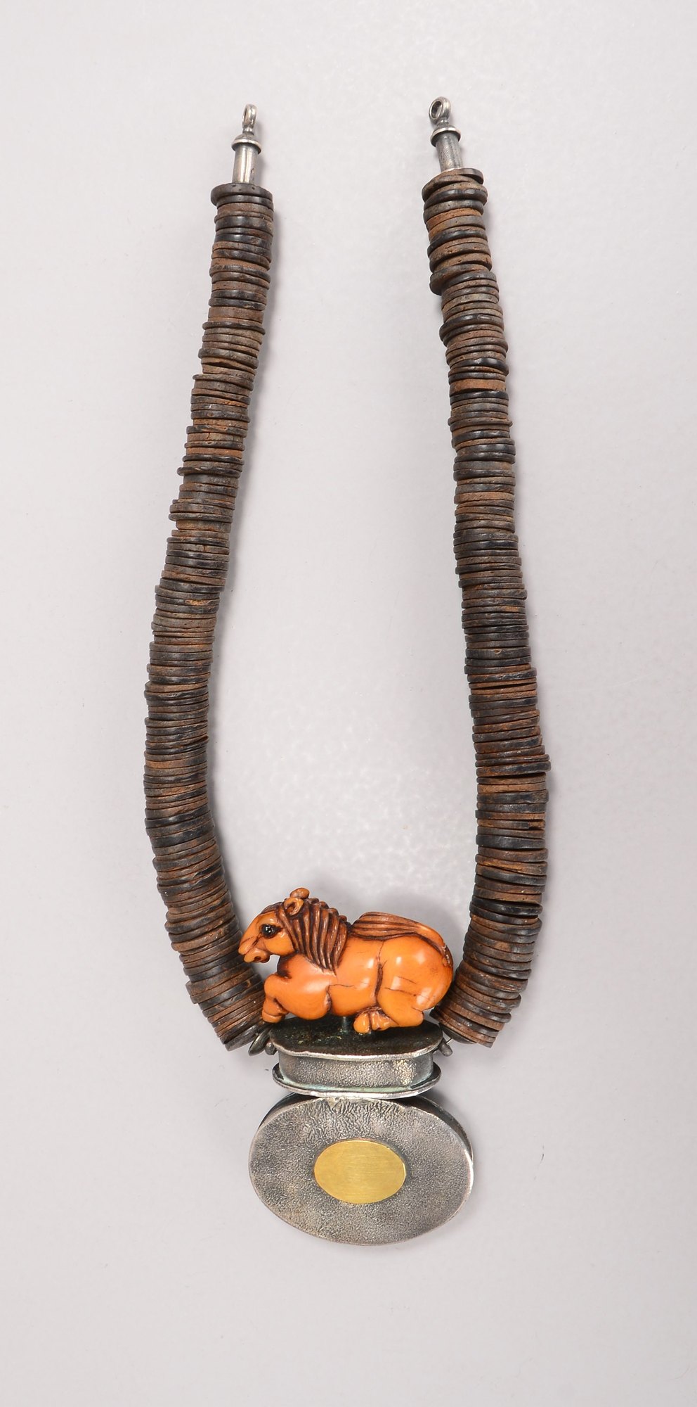Lars Jensen, Designer-Collier (Goldschmiede-Unikat) aus Kokusnussscheiben, mit 2x Silber-Amuletten