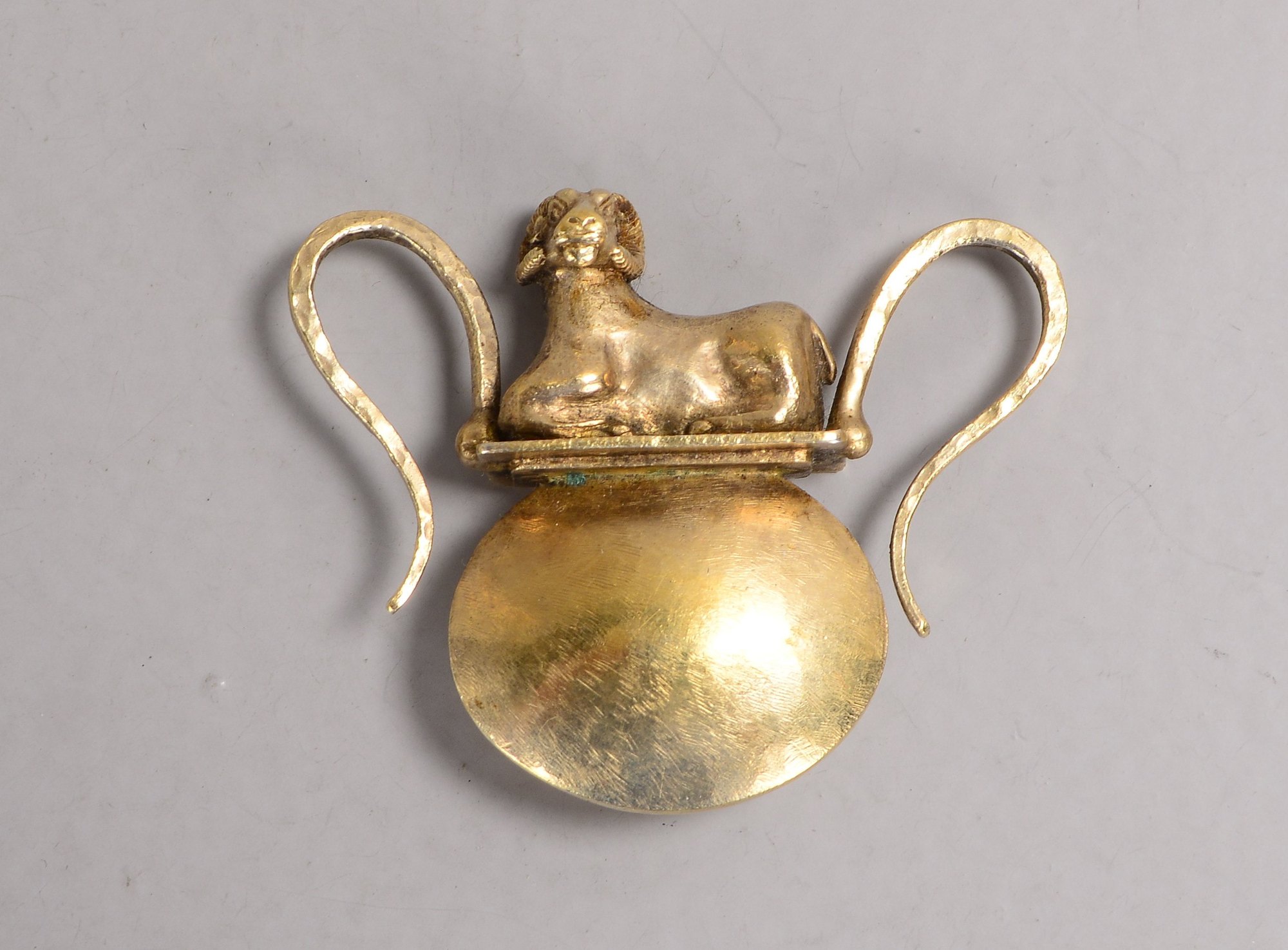 Lars Jensen, figürlicher Anhänger (Goldschmiede-Unikat), 'Widder', Silber vergoldet; Maße 48 x 60 mm