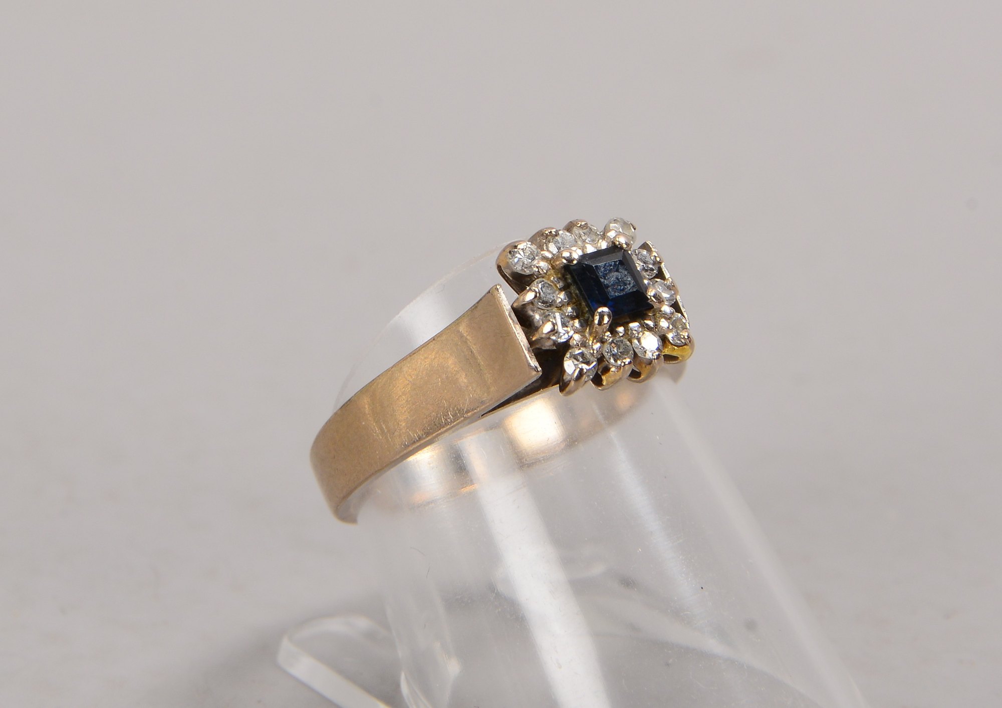 Ring (Schweden), 18 kt WG (gestempelt), besetzt mit einzelnem Saphir und Diamanten/0,22 ct