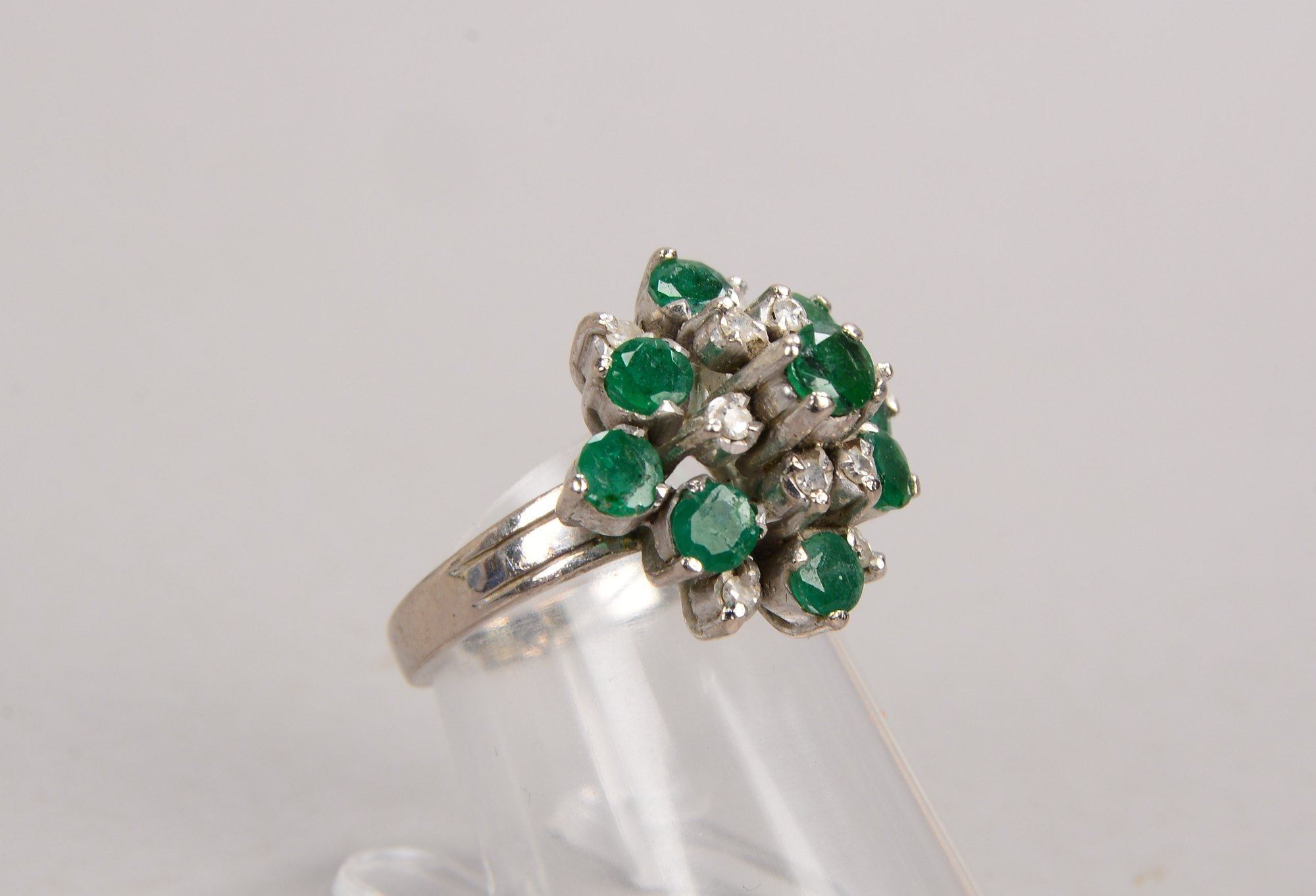 Ring, 18 kt WG (gestempelt), mit Smaragd- und Diamantbesatz; RG 52, Gewicht 5,50 g