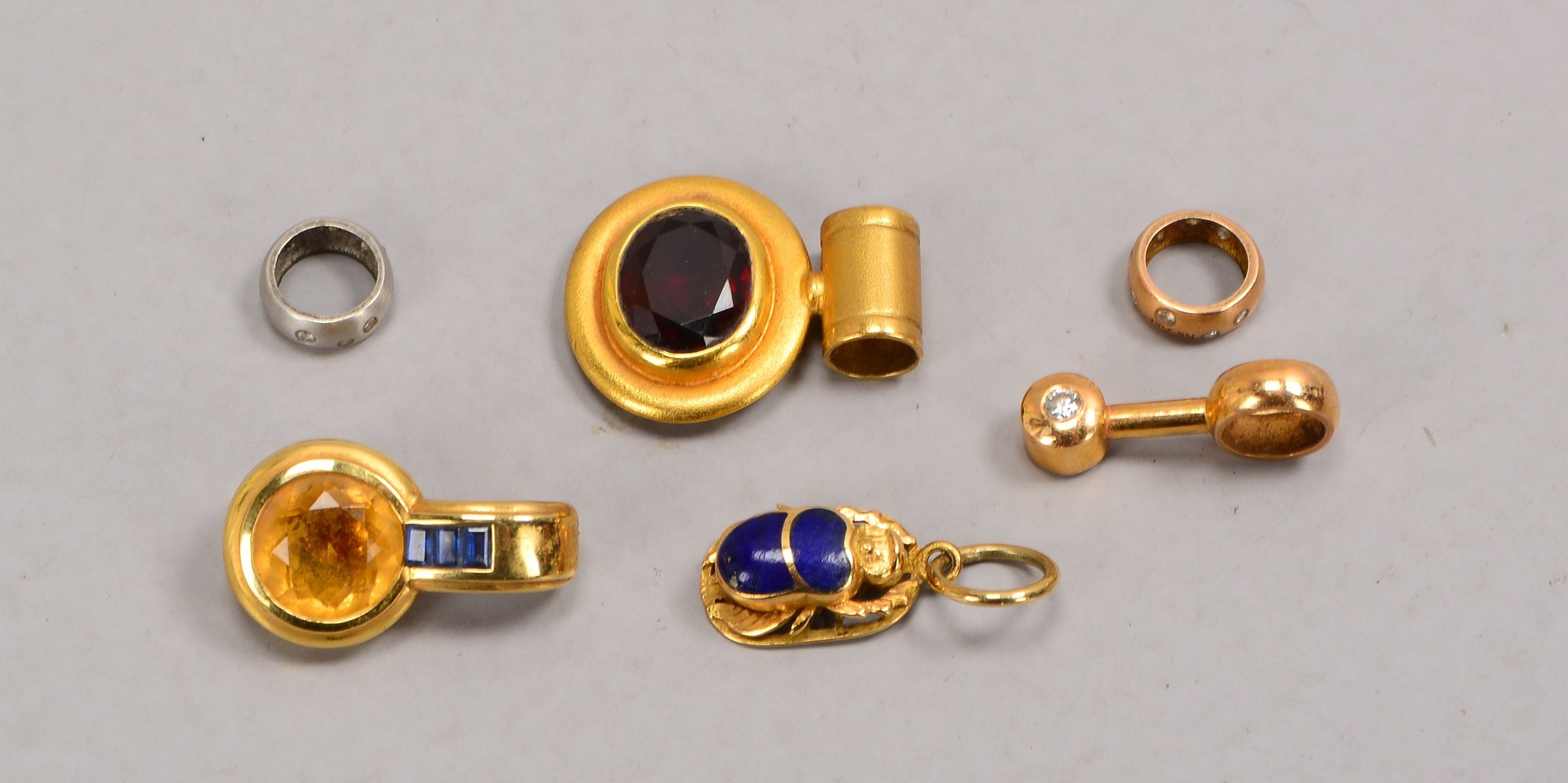 Kleines Anhänger-Konvolut, verschiedene Materielien und Edelmetalle (teils gestempelt/teils geprüft)
