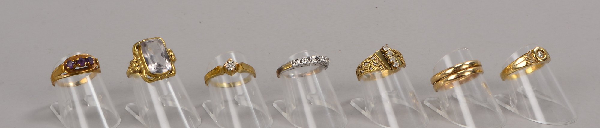 Kleines Ringe-Konvolut, 333 GG/WG, verschiedene Ausführungen, mit unterschiedlichem Steinbesatz