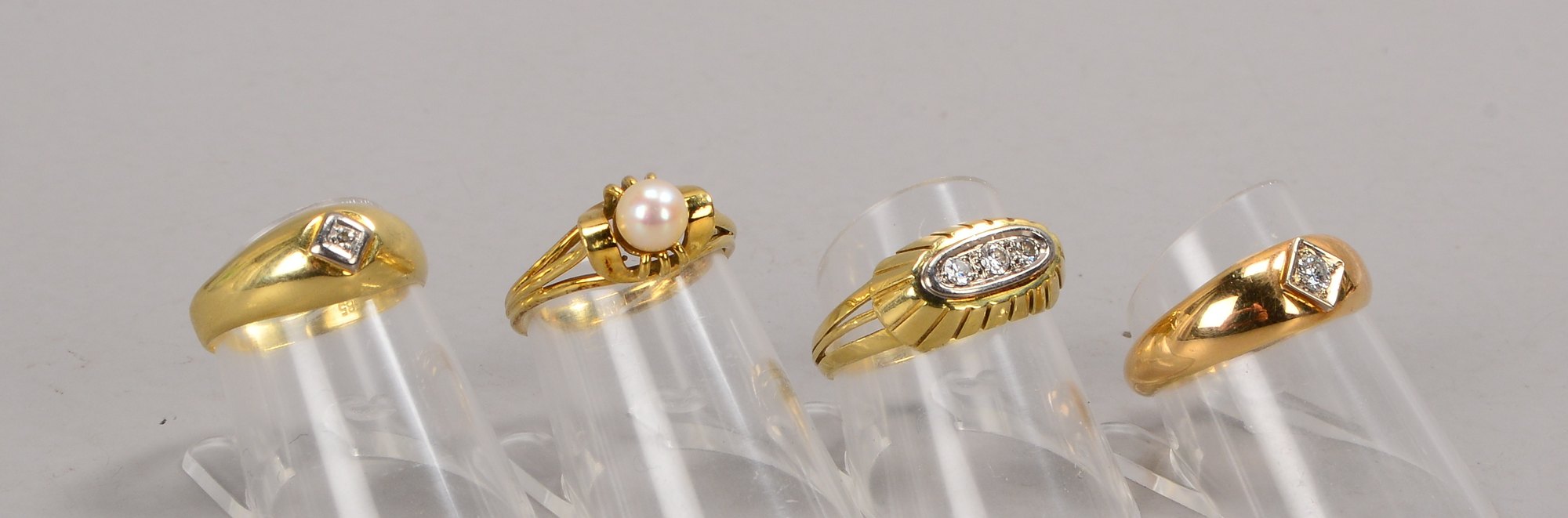Kleines Ringe-Konvolut, 585 GG, verschiedene Ausführungen, mit Perlenbesatz/Diamantbesatz, 4 Stück