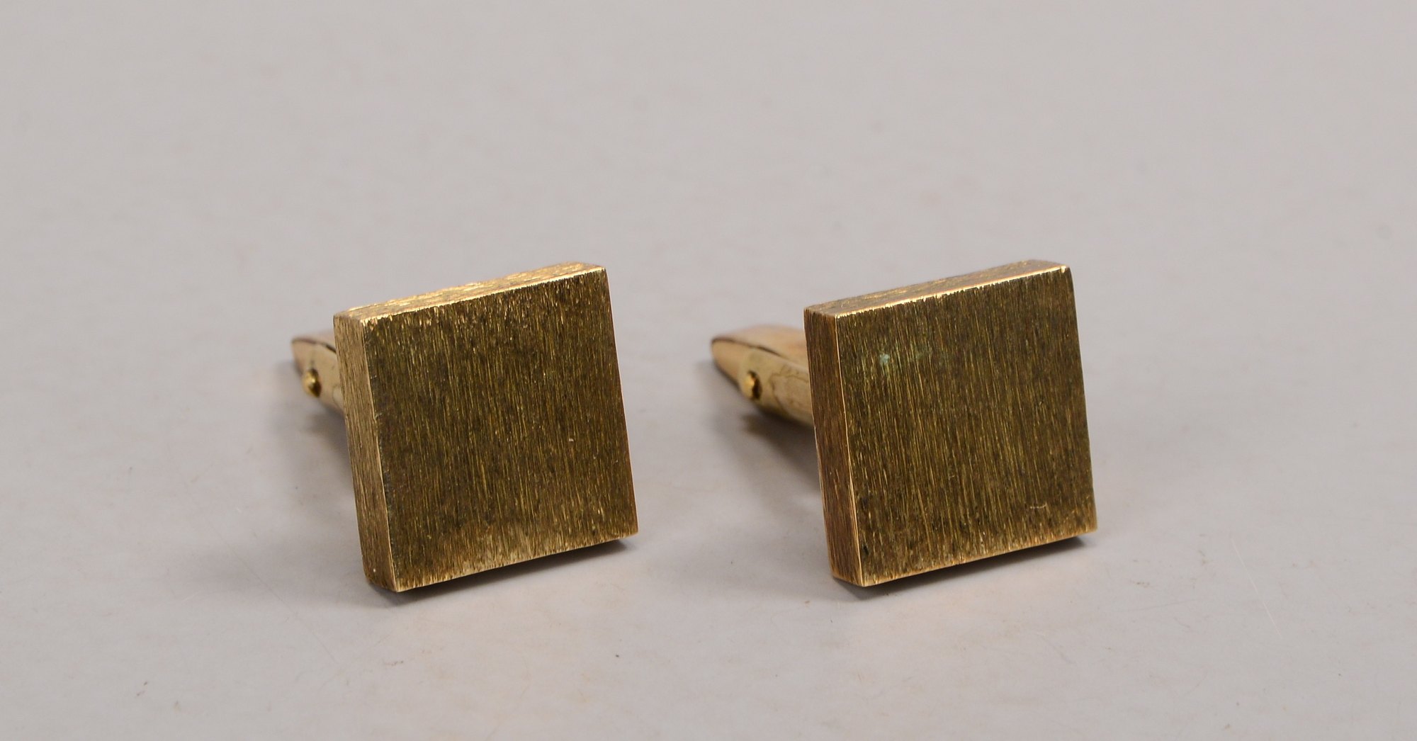 Paar Manschettenknöpfe, 333 GG (gestempelt); Maße Platte 15 x 15 mm, Gewicht 12 g