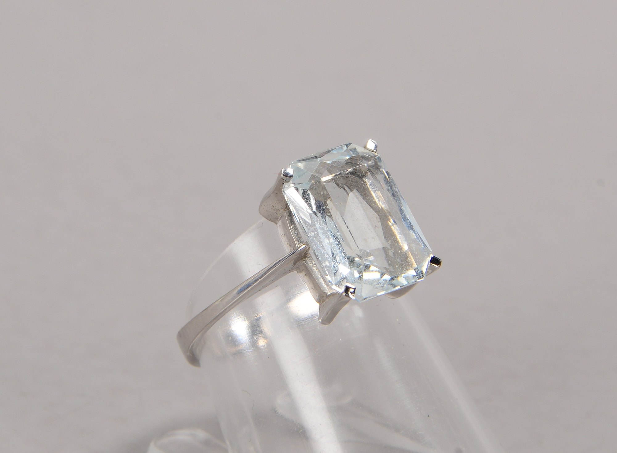 Ring, 750 WG (gestempelt), besetzt mit einzelnem Turmalin, Stein im Scherenschliff, Farbe Weiß