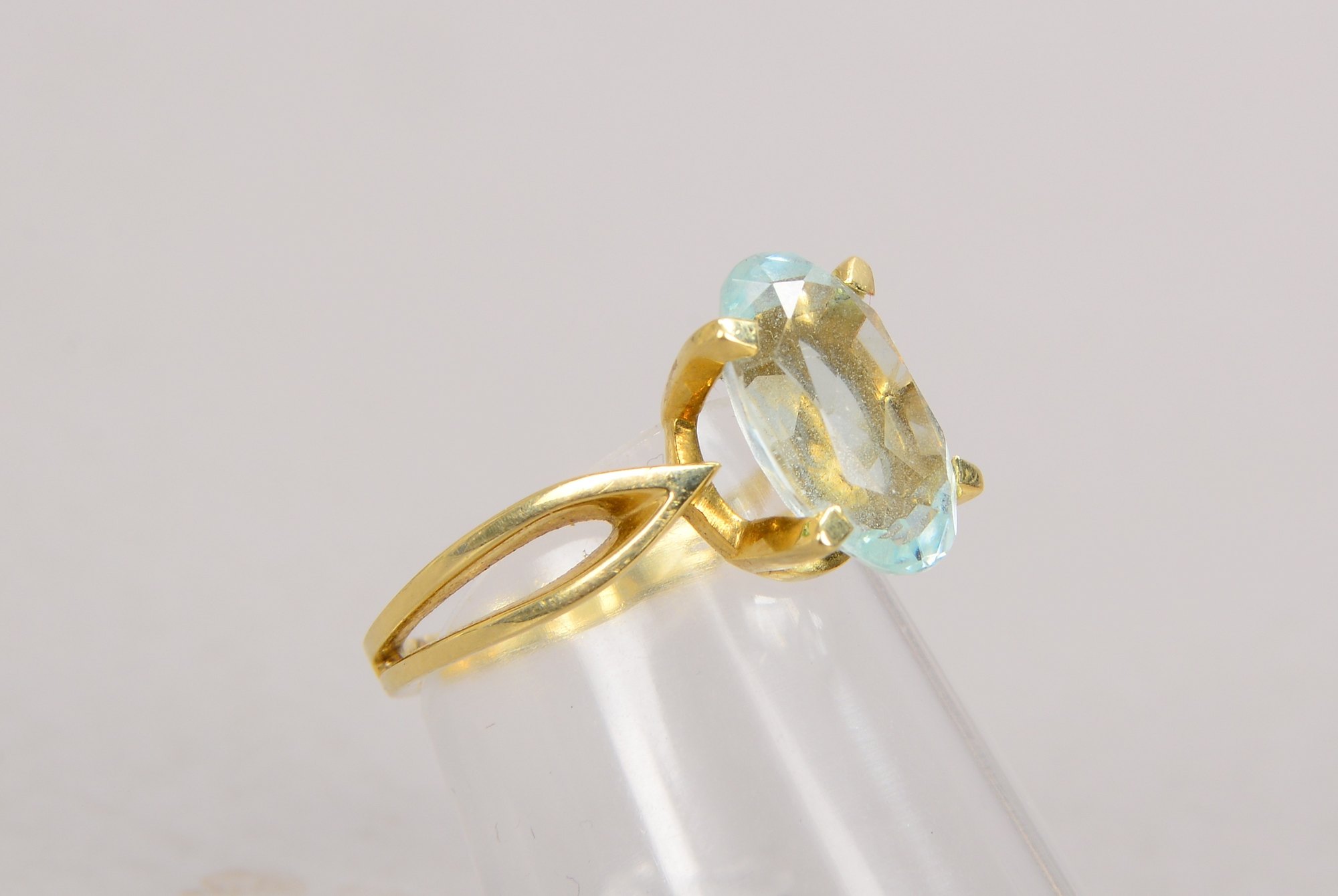 Ring, 585 WG (gestempelt), besetzt mit einzelnem Aquamarin, Stein im Ovalschliff; RG 51