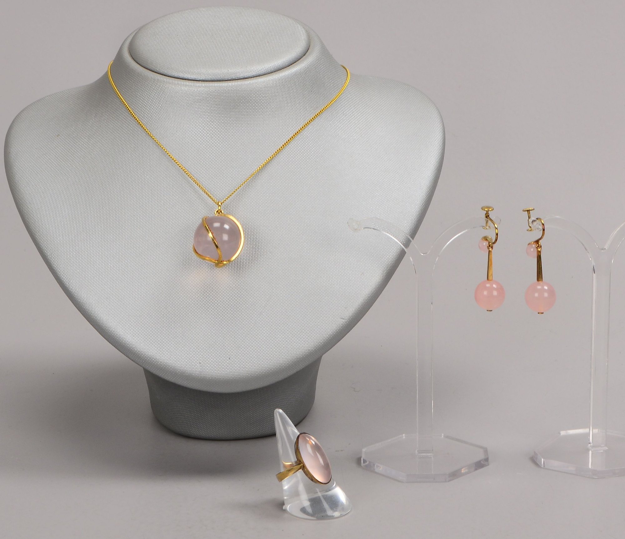 Schmuckset, verschiedene Goldgehalte und Teile, jeweils mit Rosenquarz-Besatz, 5-teilig/davon 585 GG