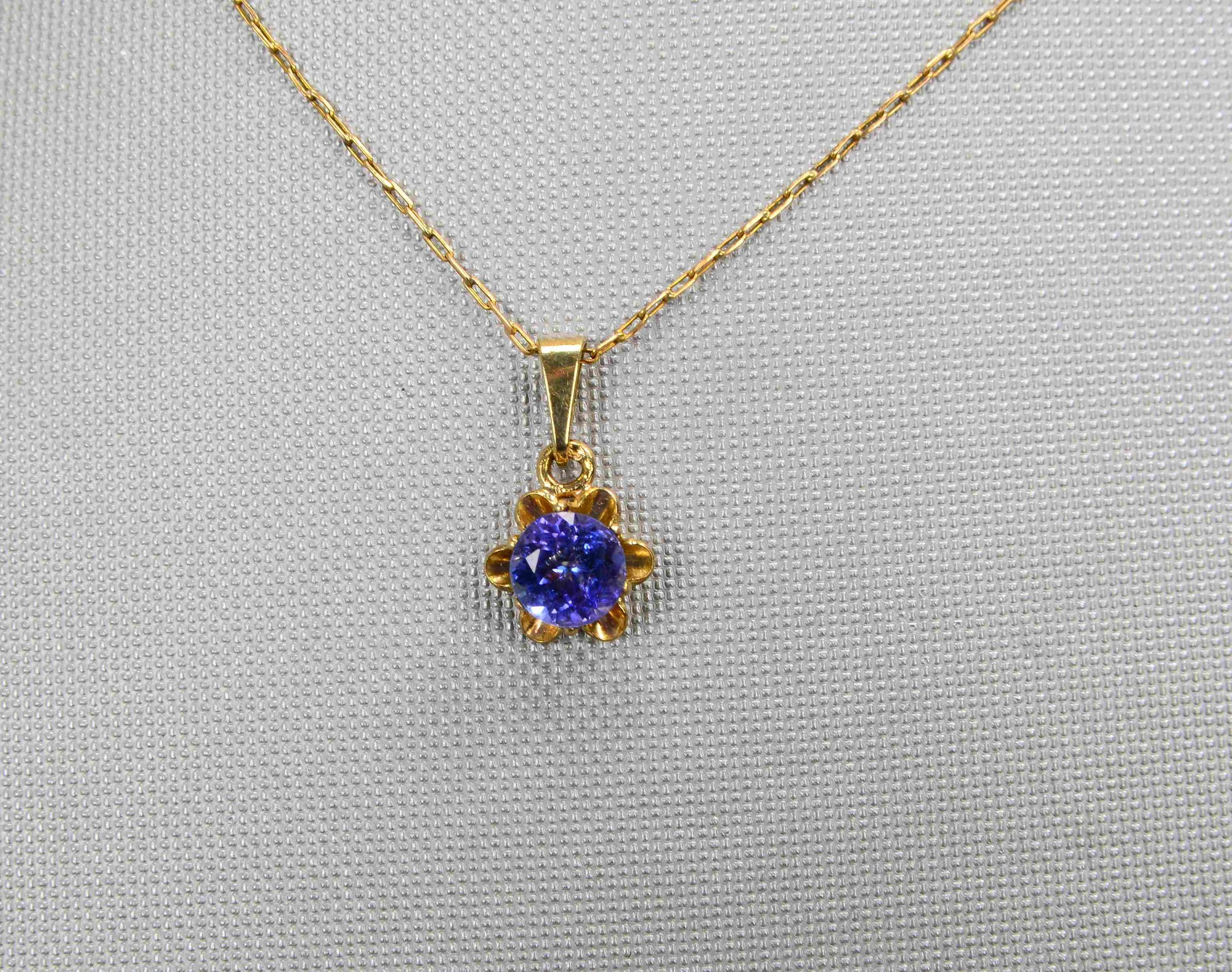 Feine Goldkette, 12 kt/500 GG, mit Tansanit-Anhänger von ca. 0,55 kt, Farbe tiefes Violett, AAAA