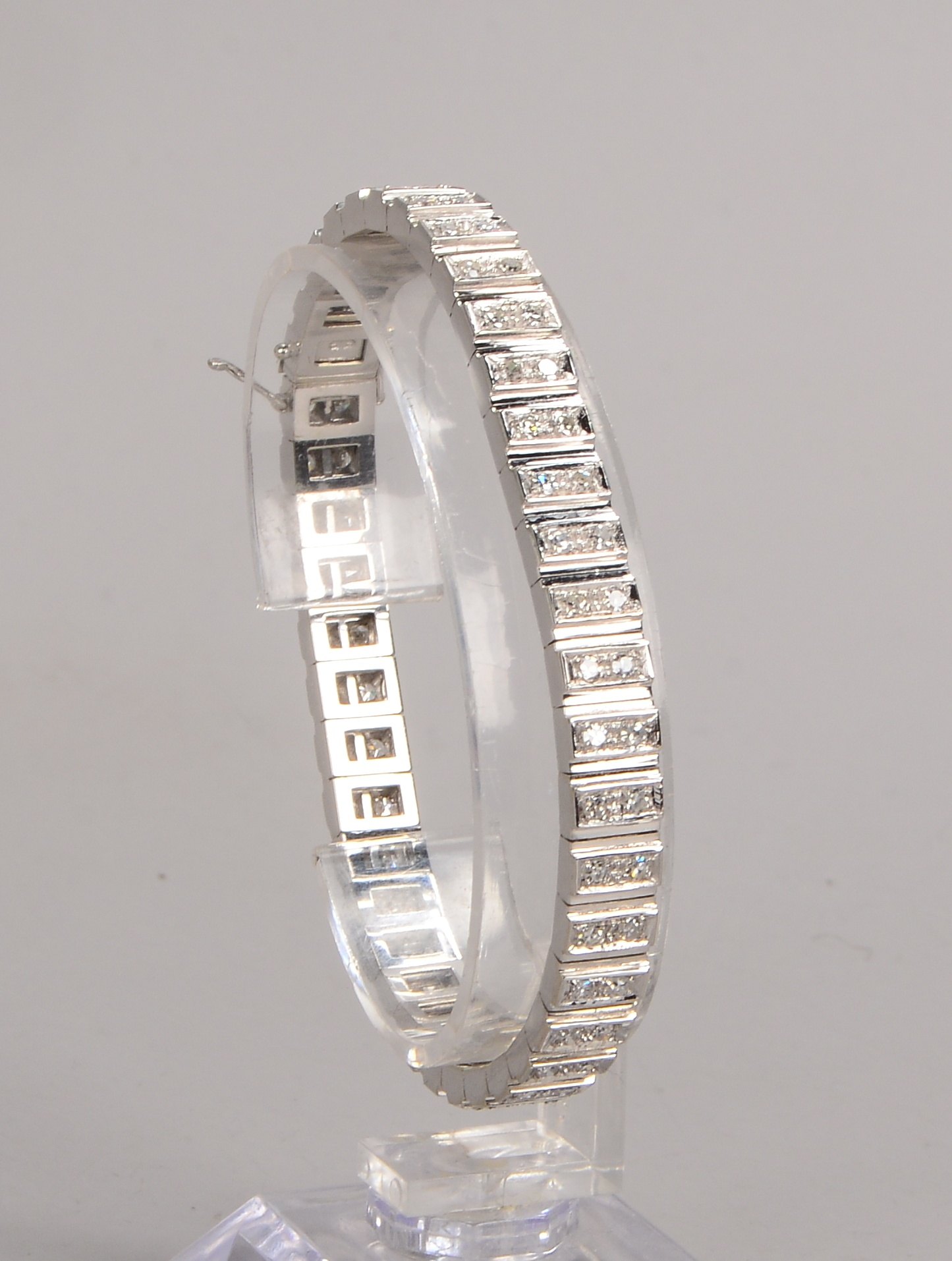 Armband (Juweliersanfertigung), 750 WG, mit 80-fachem Brillantbesatz/zus. ca. 4,0 kt, feines Weiß/Lr