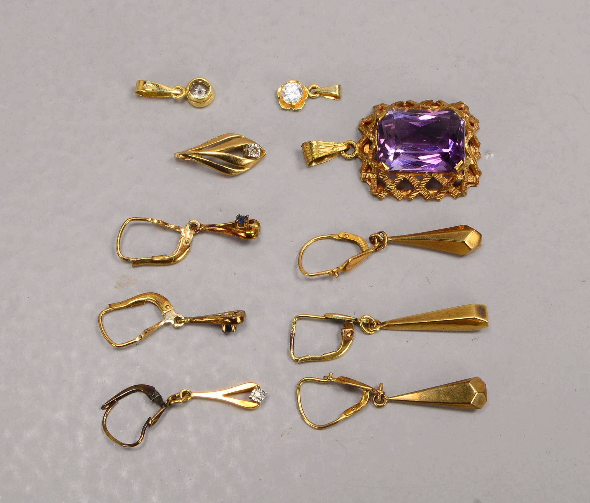 Kleines Goldschmuck-Konvolut, verschiedene Goldgehalte, Teile mit unterschiedlichem Steinbesatz