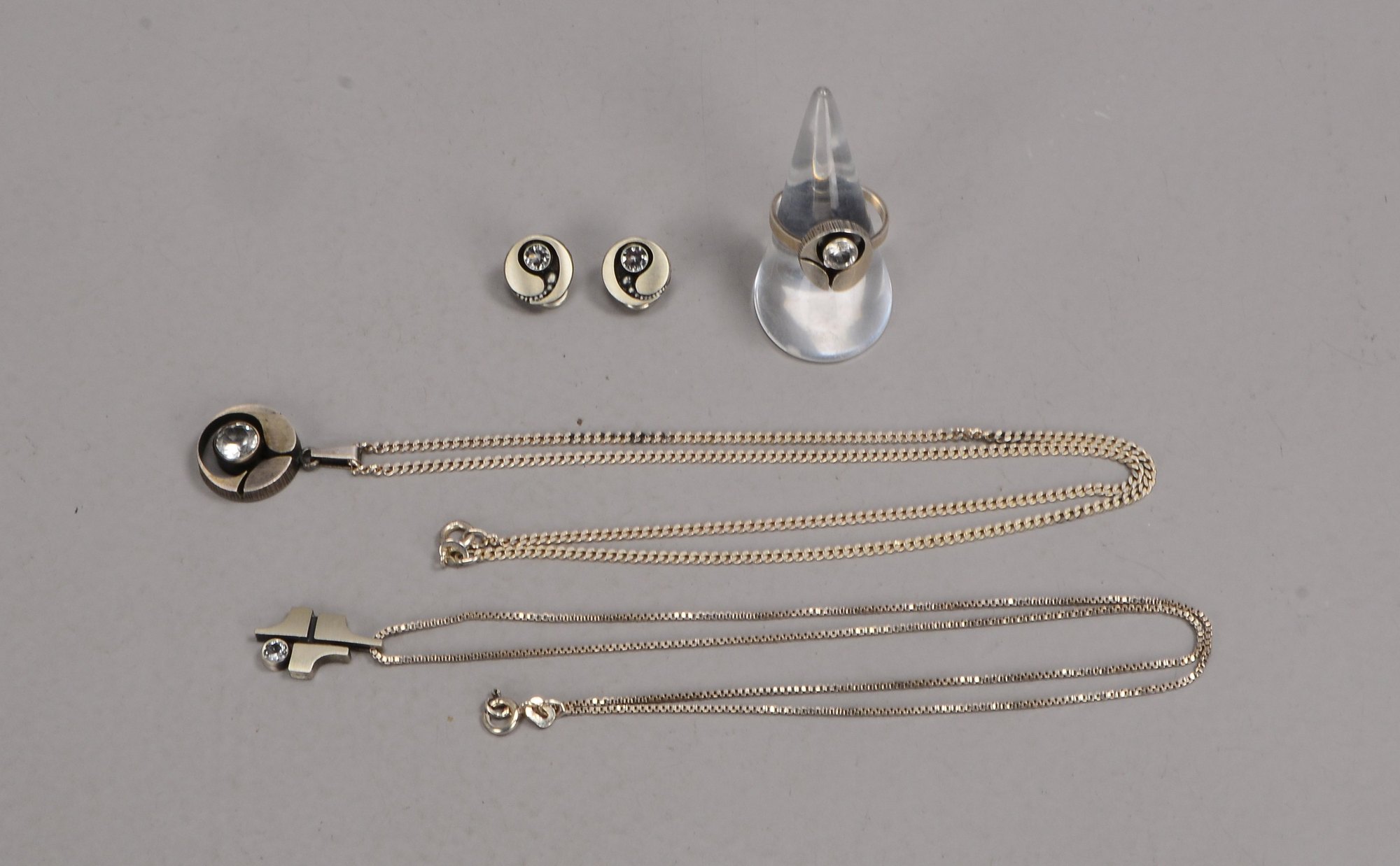 Karl Laine/Finnland, Designer-Silberschmuck, 4 Teile: 2x Halsketten, Paar Ohrclips und Ring