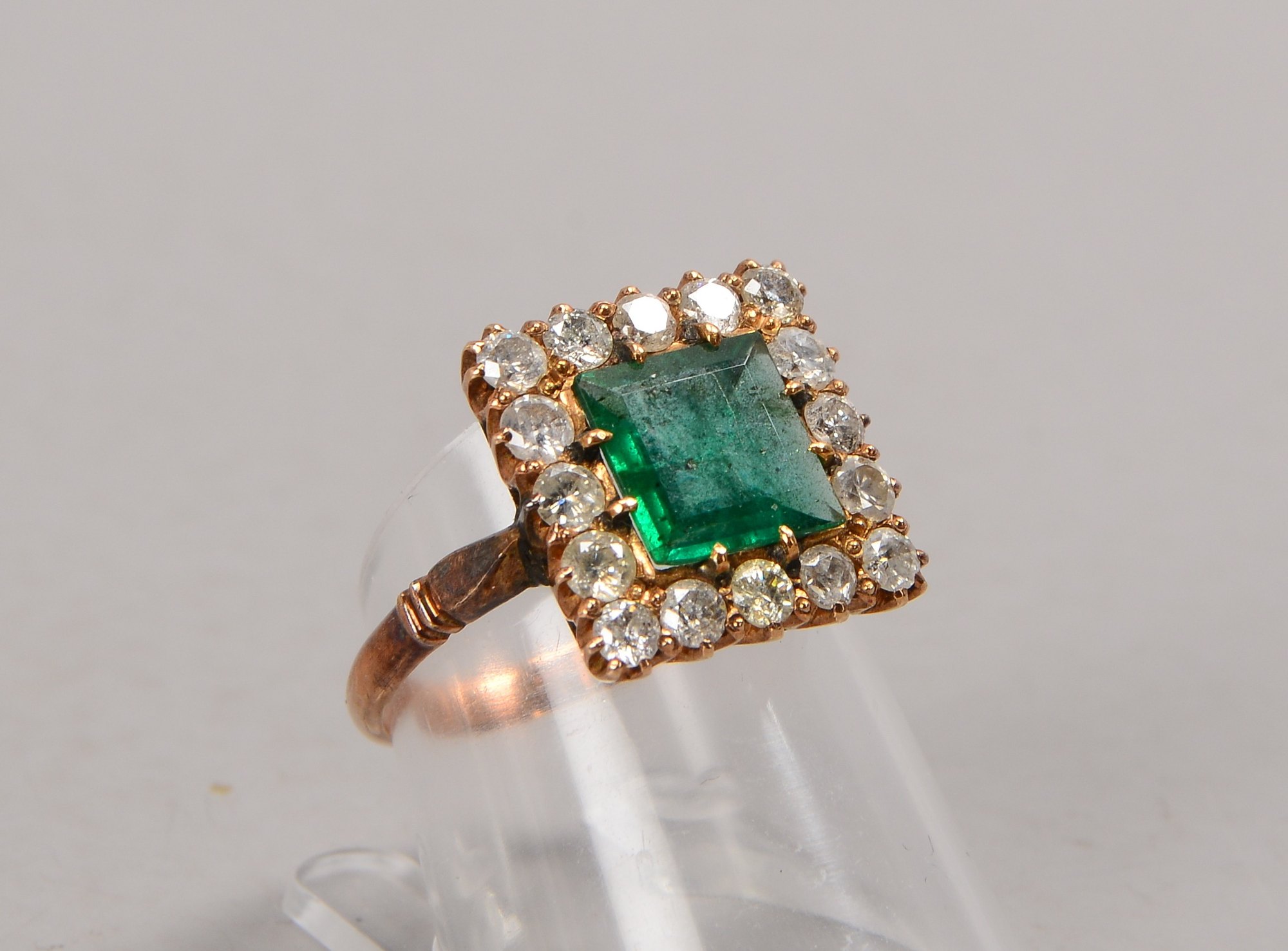 Ring, 14 kt RG (geprüft), besetzt mit einzelnem Smaragd, Stein im Carréschliff, und mit Brillanten