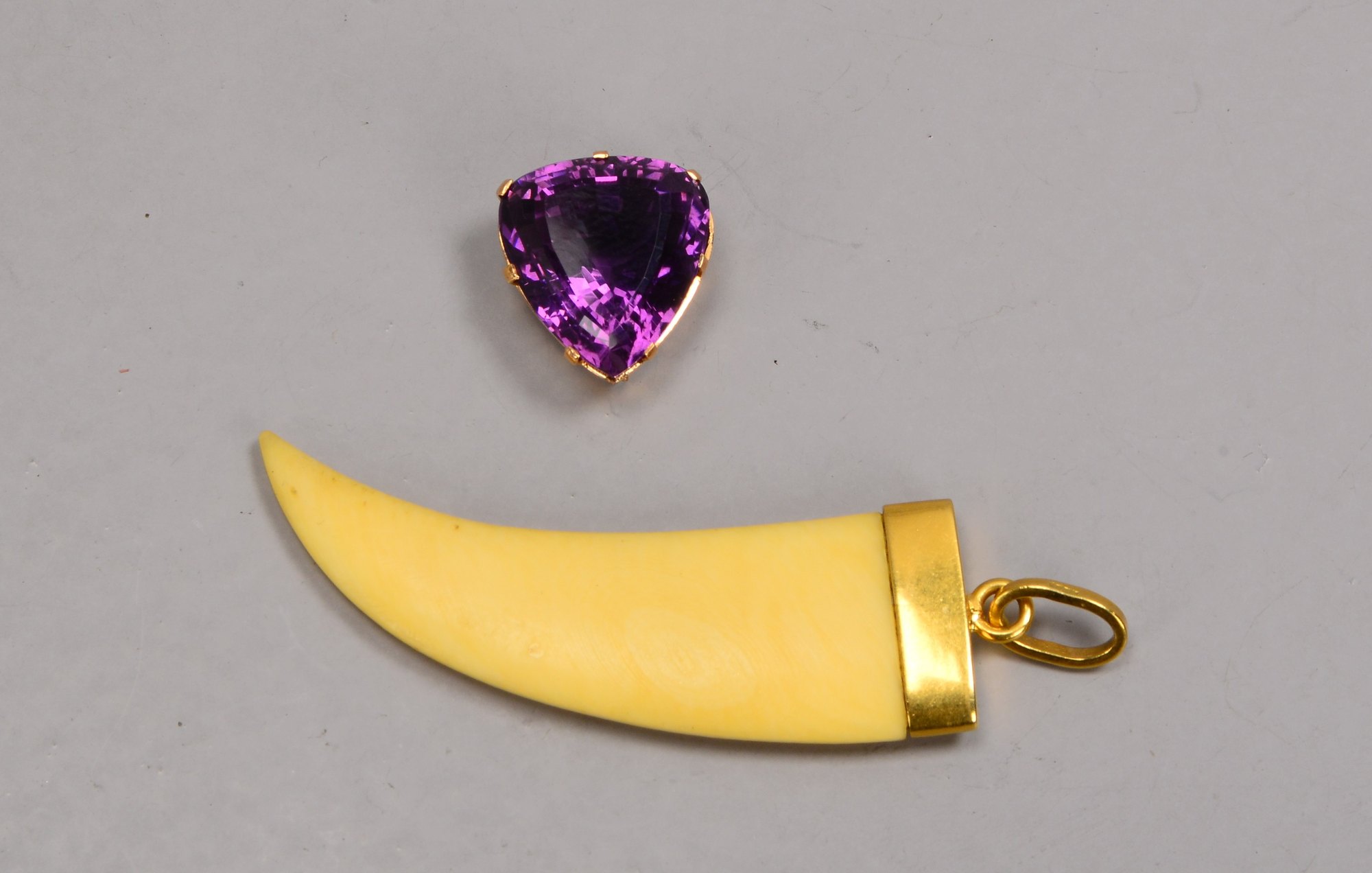 2 Anhänger, 750 Gold, verschiedene Ausführungen: 1x Amethyst-Anhänger, und 1x Bein-Anhänger