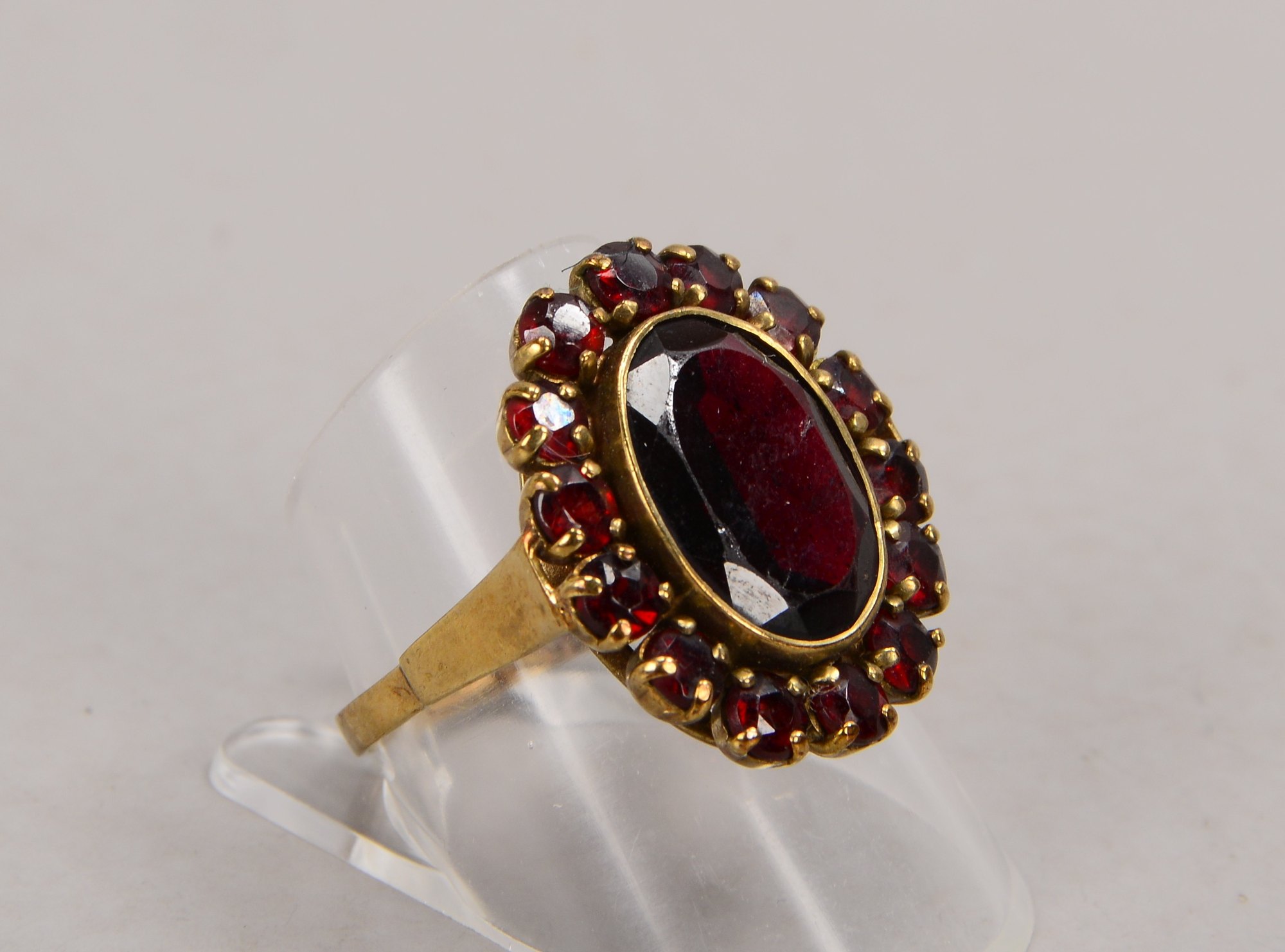 Ring, 333 GG (gestempelt), mit Granatbesatz; RG 60, Gewicht 5,20 g