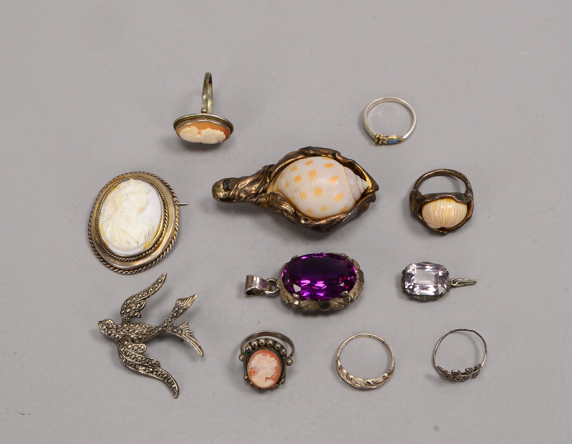 Silberschmuck-Konvolut, verschiedene Teile: Anhänger, Broschen, Ringe, mit unterschiedlichem Besatz