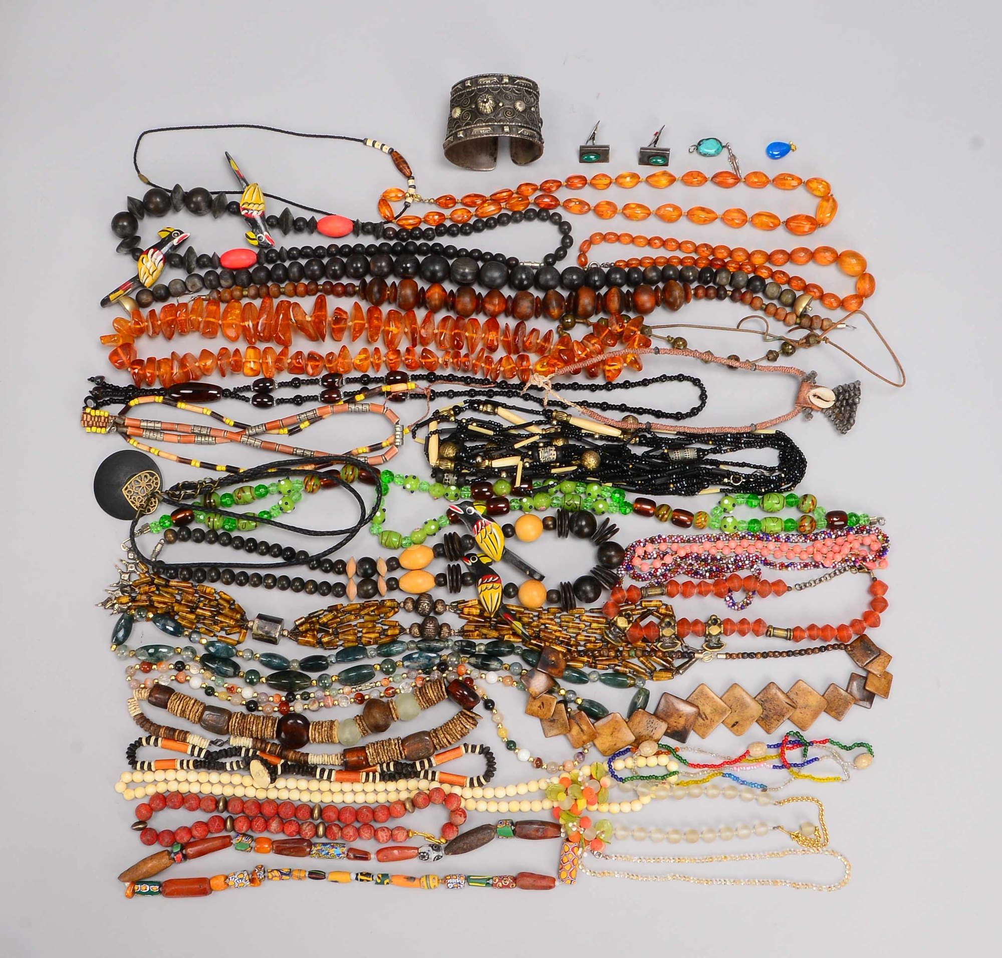 Großes Collier-Konvolut, verschiedene Materialien und Steine, ca. 28 Stück; dazu 2x Silberschmuck