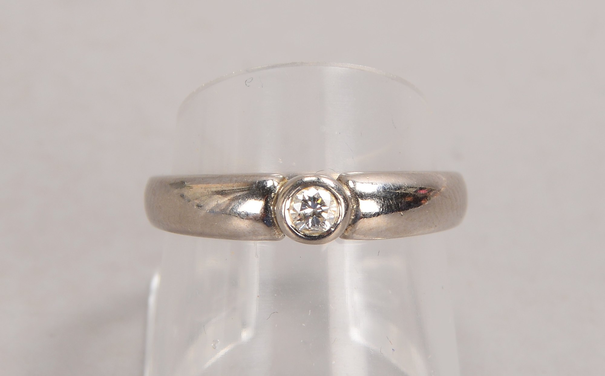 Ring, 585 WG (gestempelt), besetzt mit einzelnem Brillant von ca. 0,10 ct, Farbe Weiß/Si; RG 56