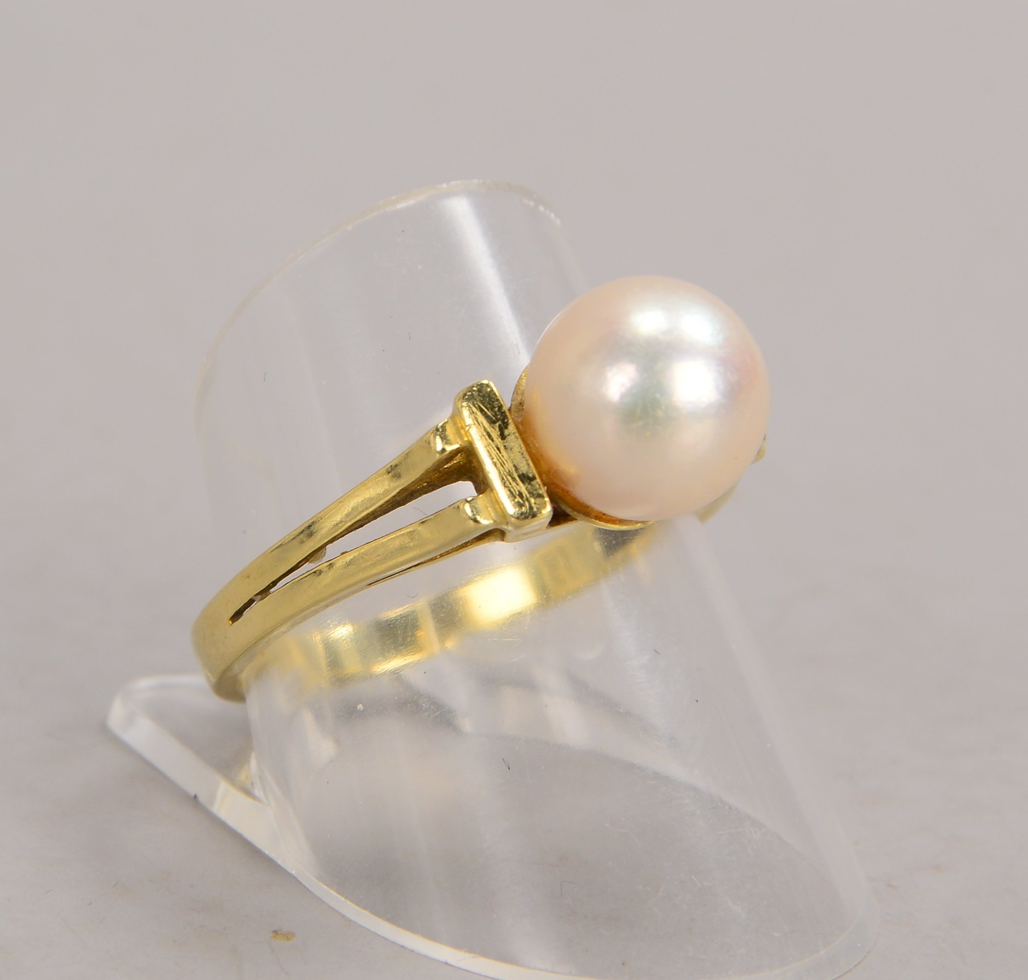 Ring, 585 GG (gestempelt), besetzt mit einzelner Perle, Durchmesser Perle Ø 8,7 mm; RG 58