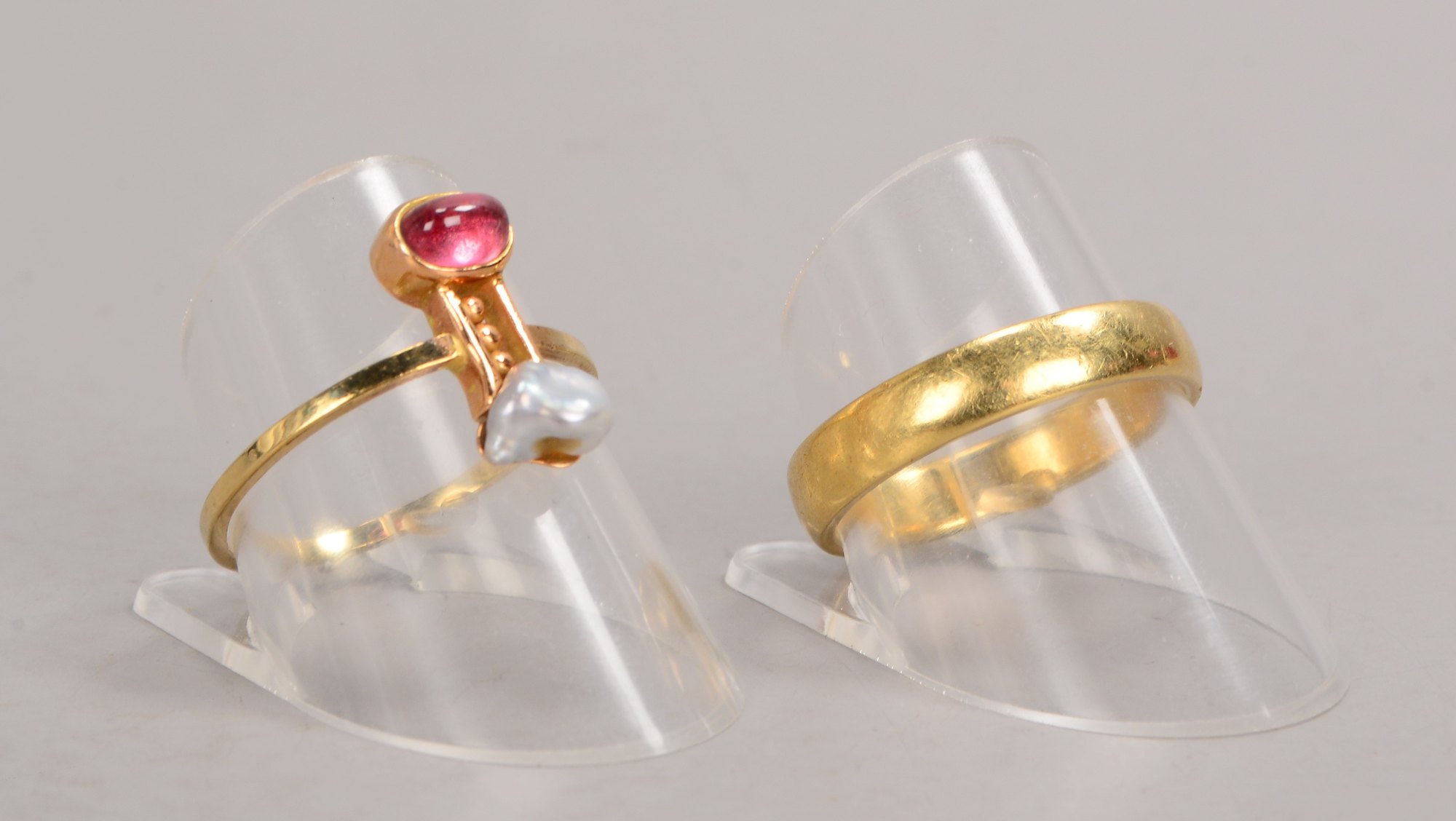 2 Ringe, 585 GG (gestempelt), verschiedene Ausführungen: Ring mit Schmucksteinbesatz, und Ehering