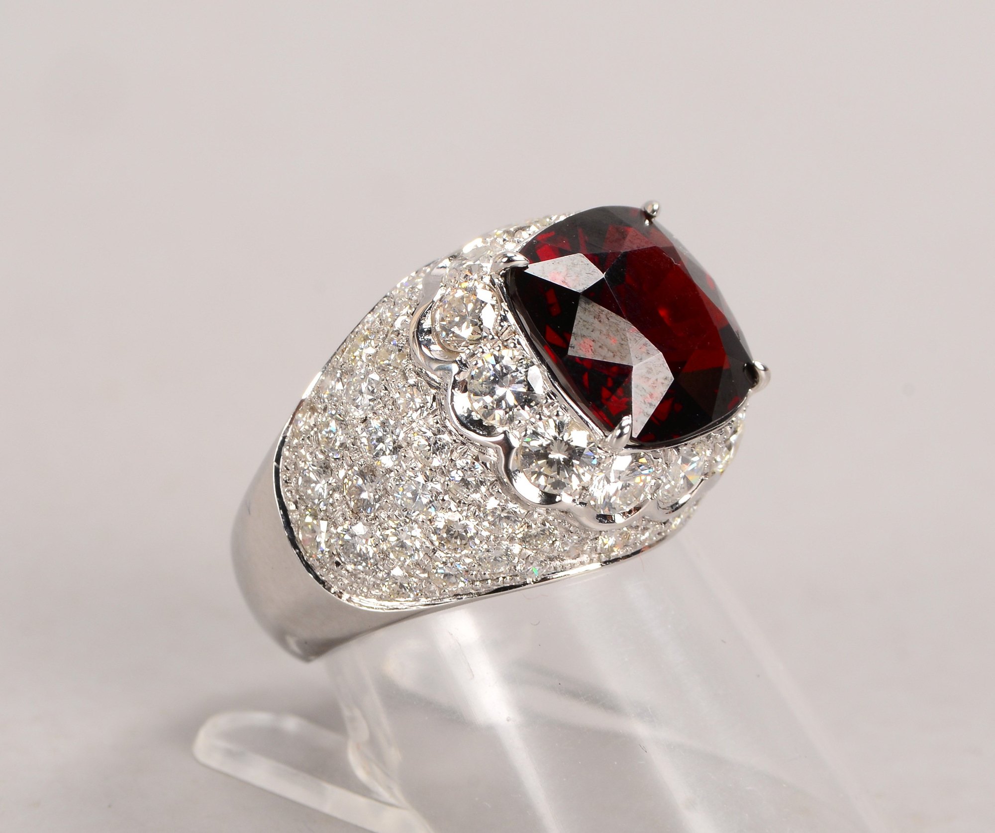Ring, 750 WG (gestempelt), besetzt mit einzelnem Granat von ca. 7,9 ct, sowie mit Brillantbesatz