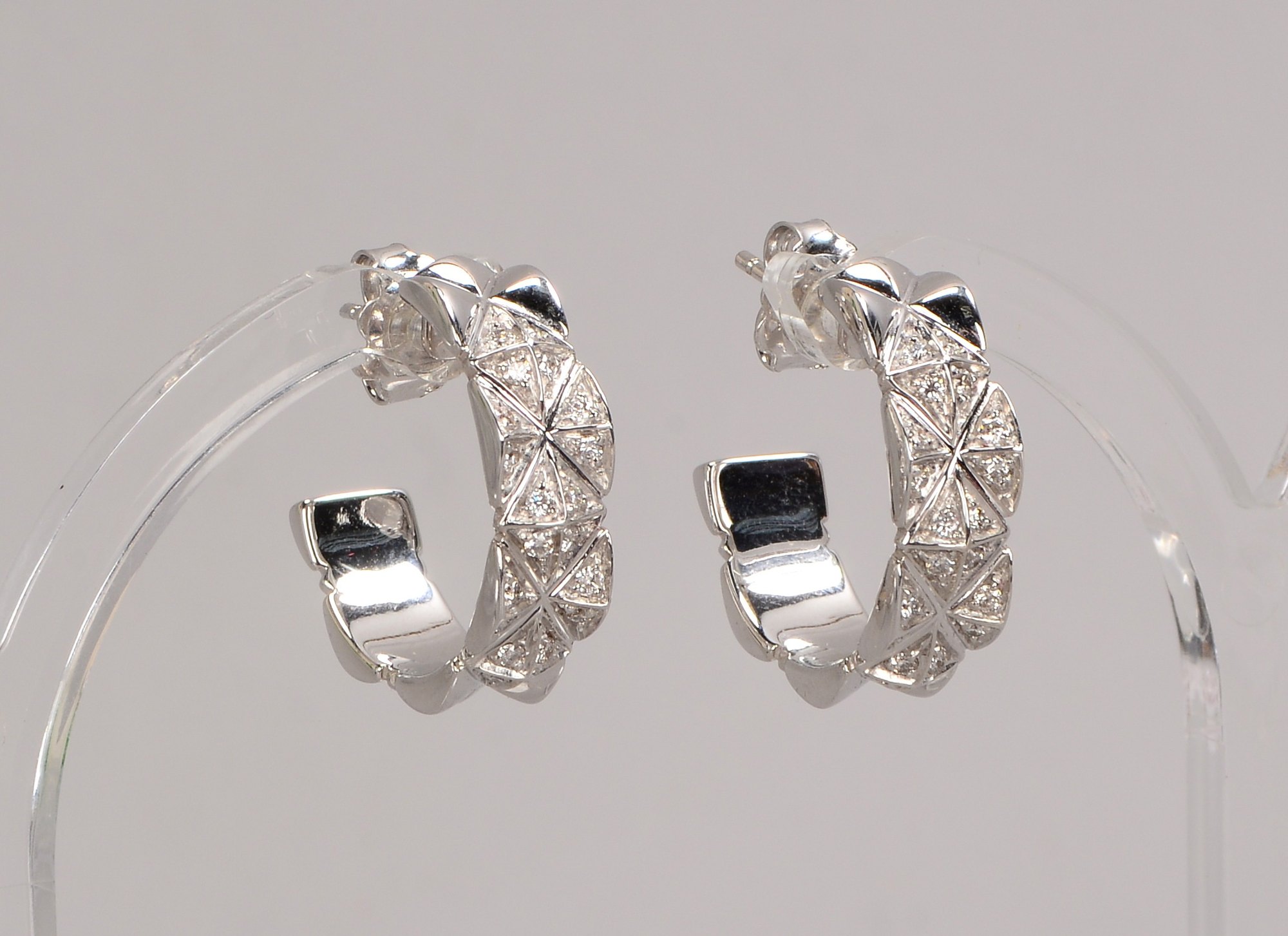 Chimento/Italien, Paar Creolen, 750 WG (gestempelt), mit Brillantbesatz/zusammen ca. 0,36 ct