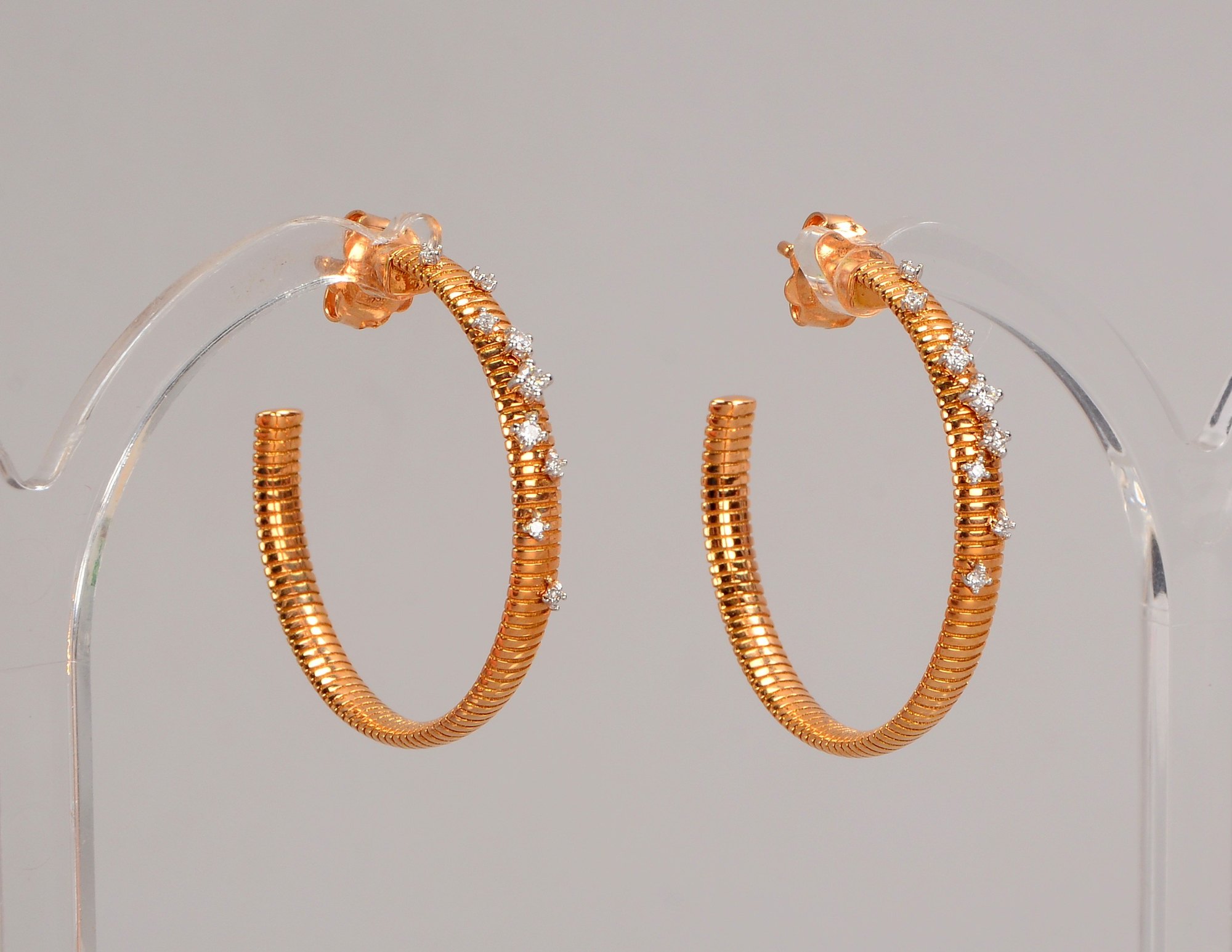 Chimento/Italien, Paar Creolen, 750 RG (gestempelt), mit Brillantbesatz/zusammen ca. 0,16 ct