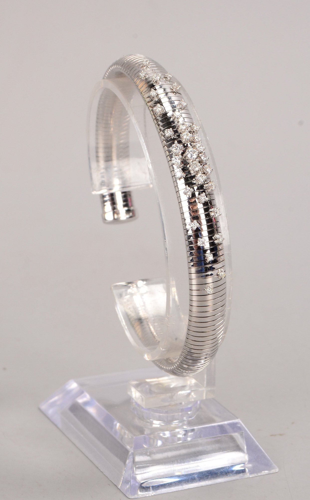 Chimento/Italien, Armspange, 750 WG (gestempelt), mit Brillantbesatz/zusammen ca. 0,55 ct