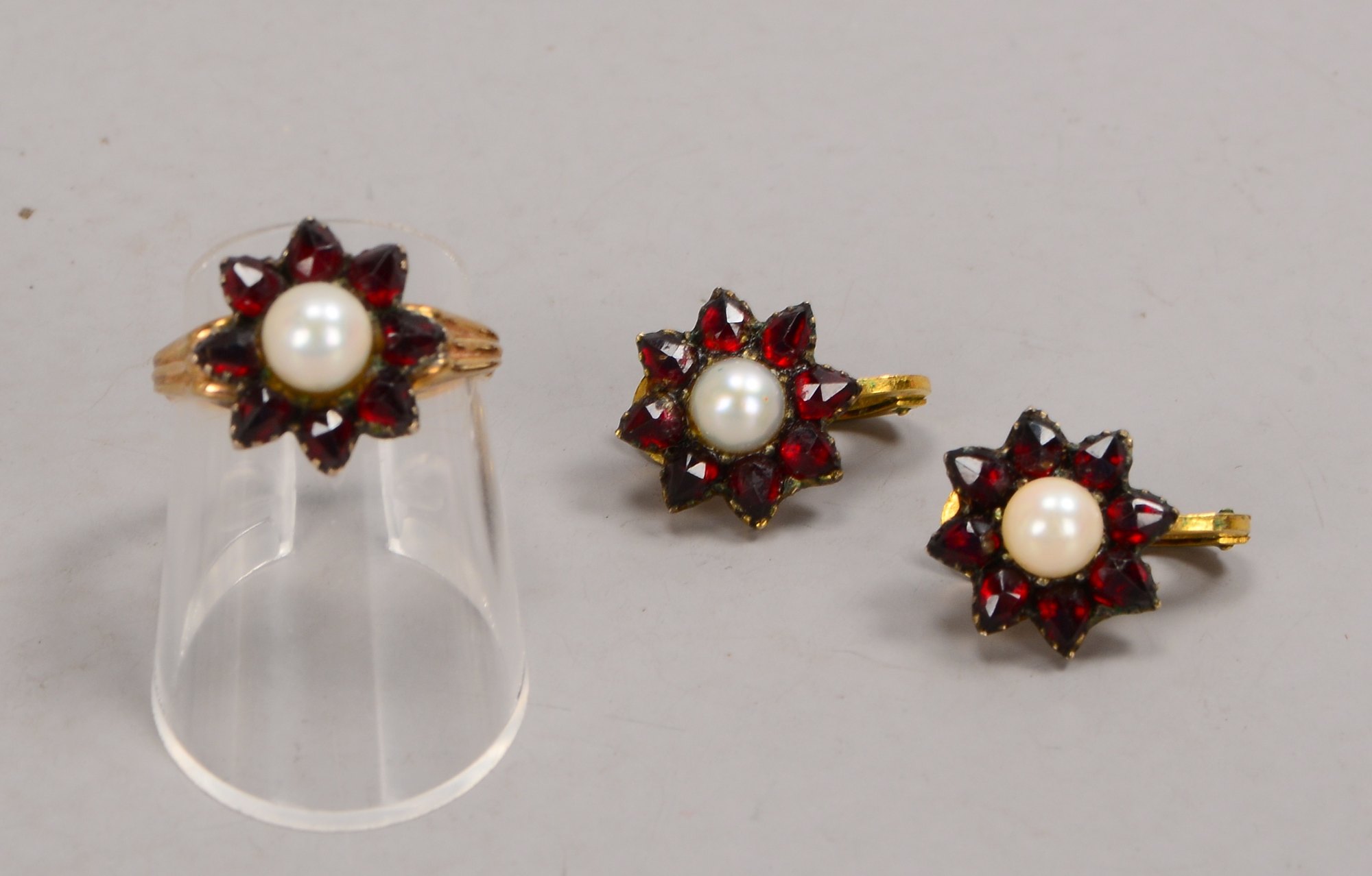 Ring, 585 (gestempelt), mit Perlen und Granatbesatz, RG 54, Gewicht 3,20 g; anbei Paar Ohrclips