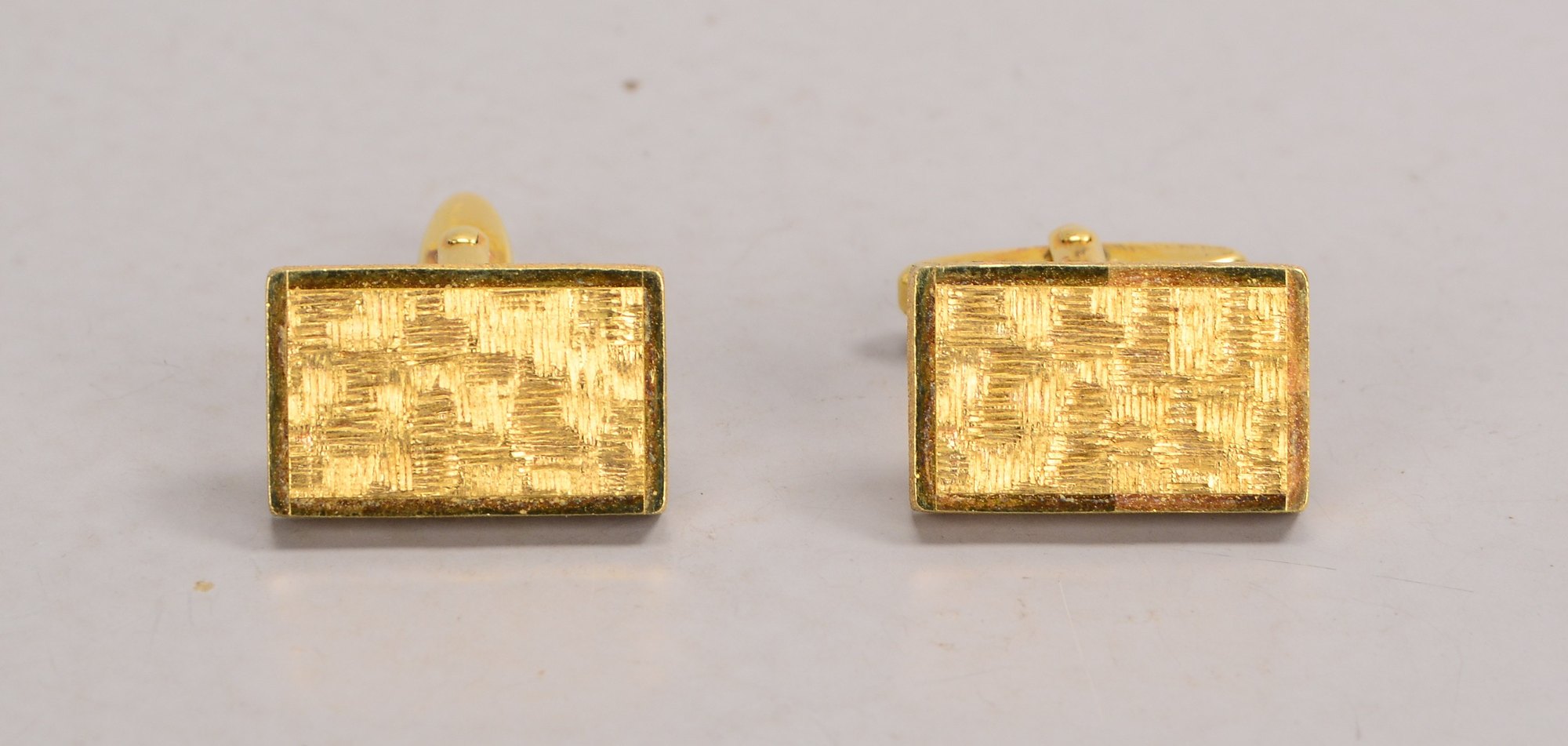 Paar Manschettenknöpfe, 333 GG (gestempelt); Maße Platte 12 x 18 mm, Gewicht 10,50 g