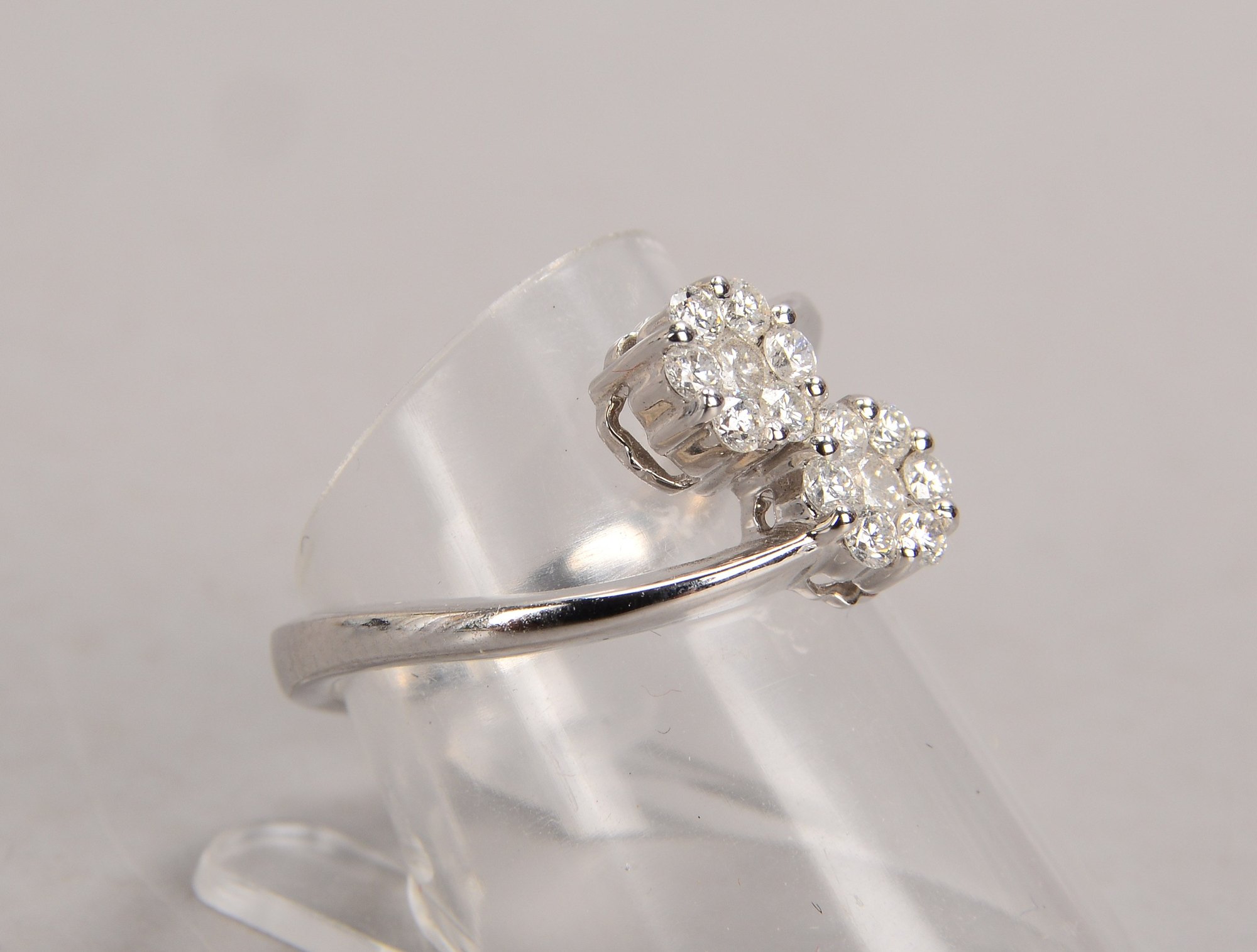 Ring, 750 WG (gestempelt), mit 14-fachem Brillantbesatz/zusammen ca. 0,58 ct; RG 55, Gewicht 5,40 g