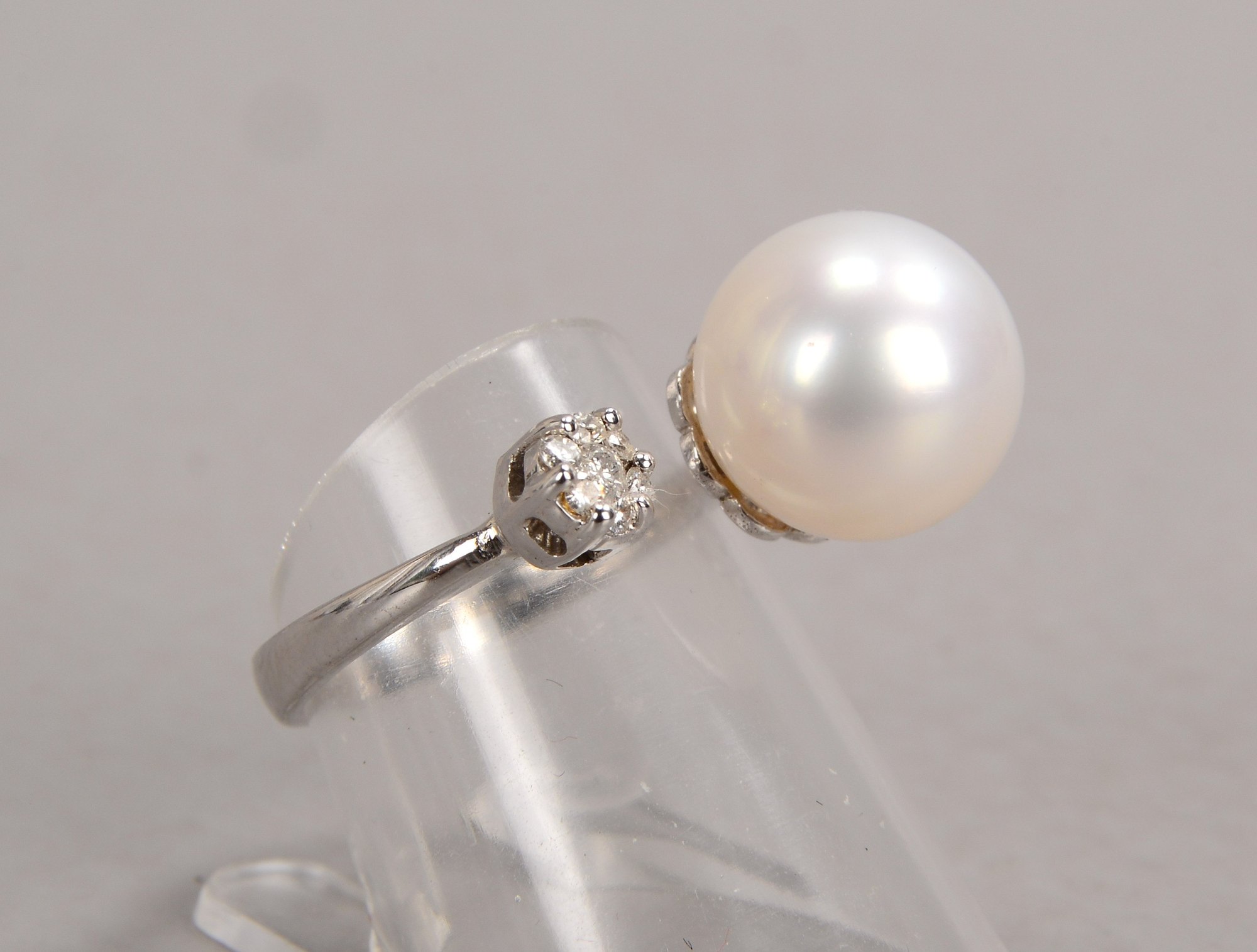 Ring, 750 WG (gestempelt), besetzt mit einzelner Südseeperle, Ø 11 mm, und 7x kleinen Brillanten