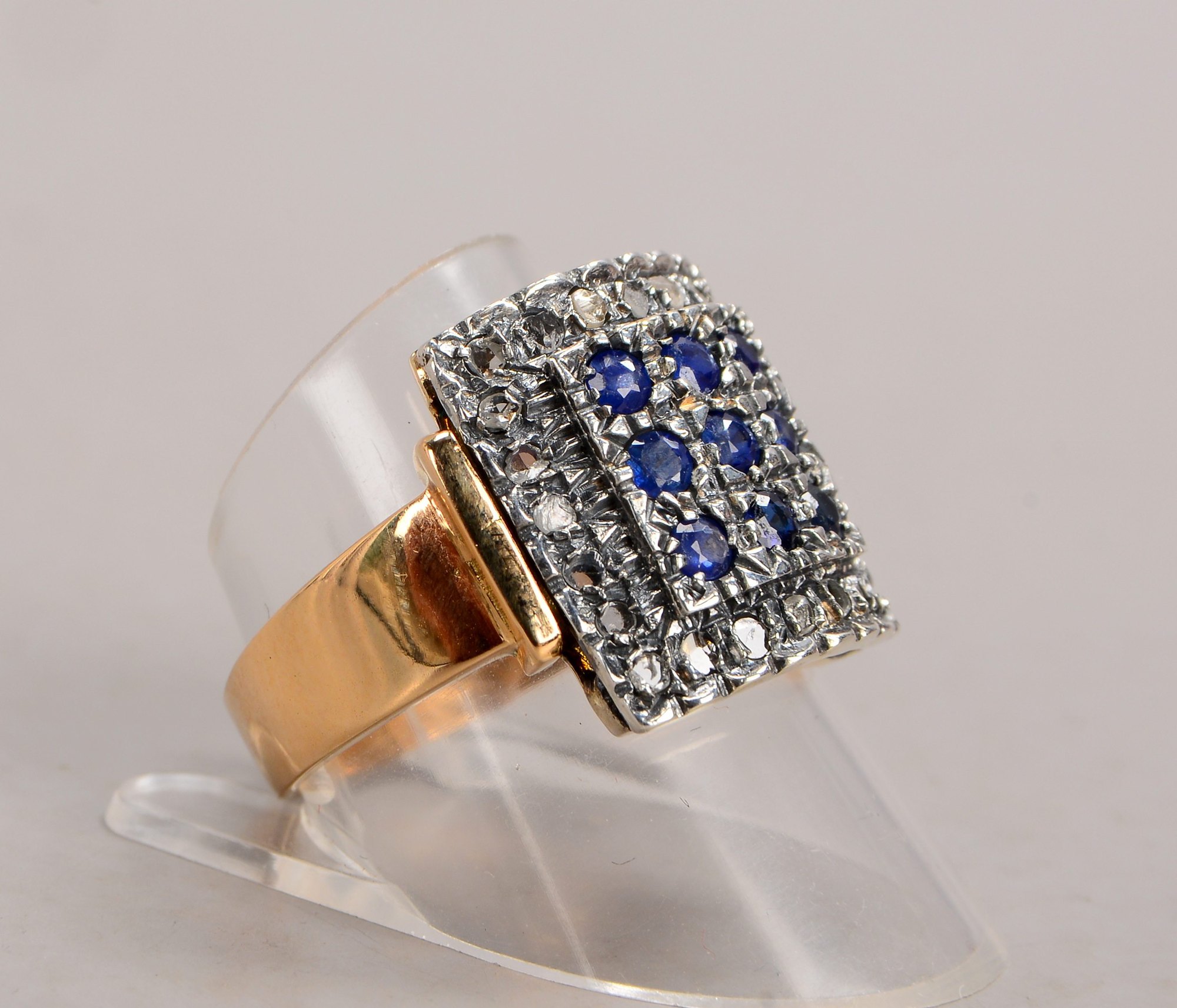 Ring, 585 RG und Silber, besetzt mit Saphiren und Diamanten/je ca. 0,14 ct, Maße Ringkopf 15 x 16 mm