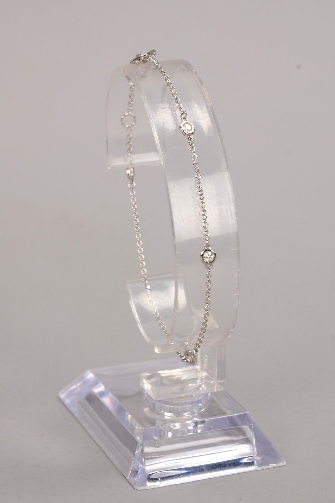 Armband/Armkette, 750 WG (gestempelt), mit 5-fachem Brillantbesatz/zus. 0,21 ct, F-Vsi; Länge 18 cm